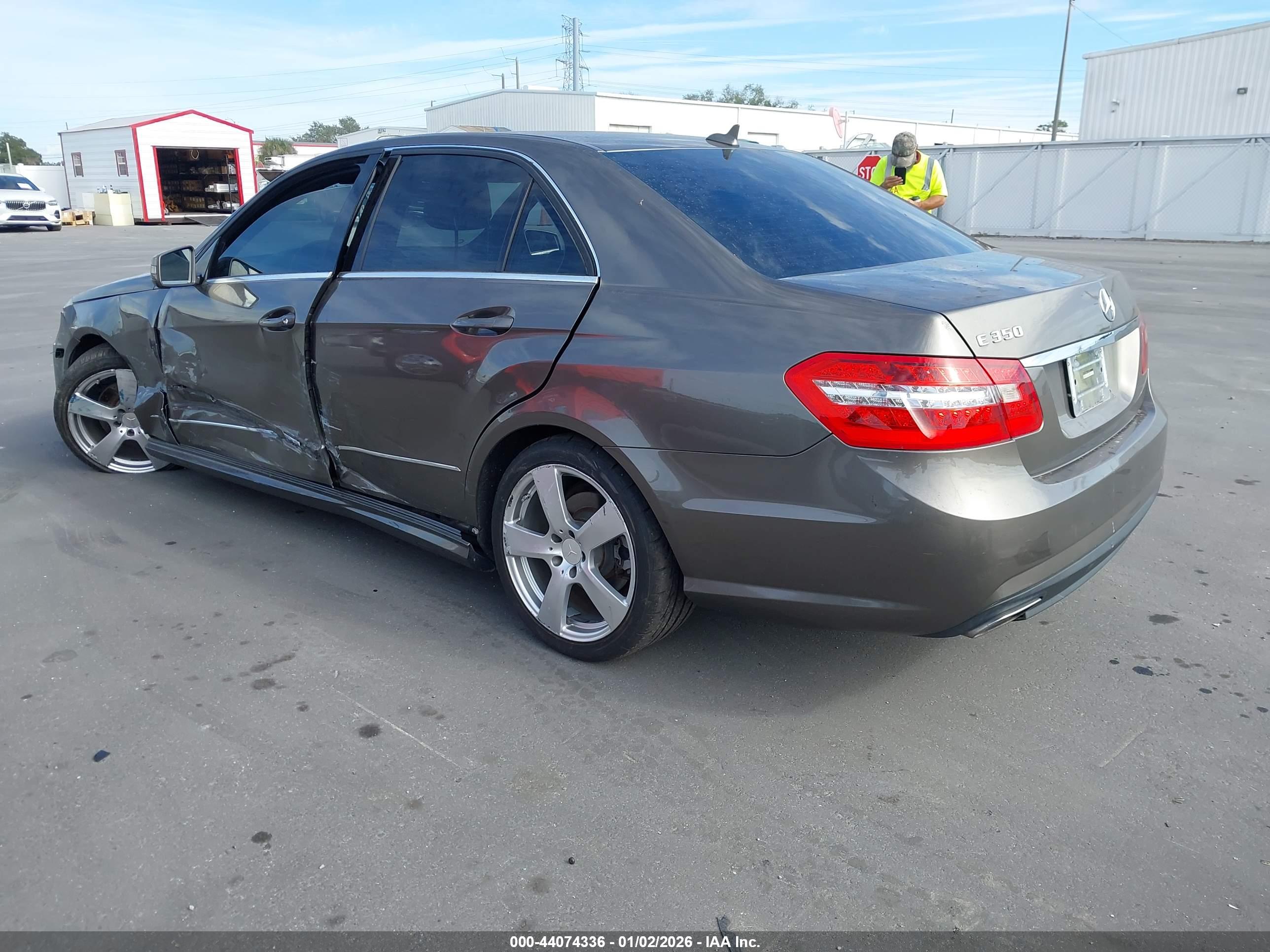 MERCEDES-BENZ E image 3