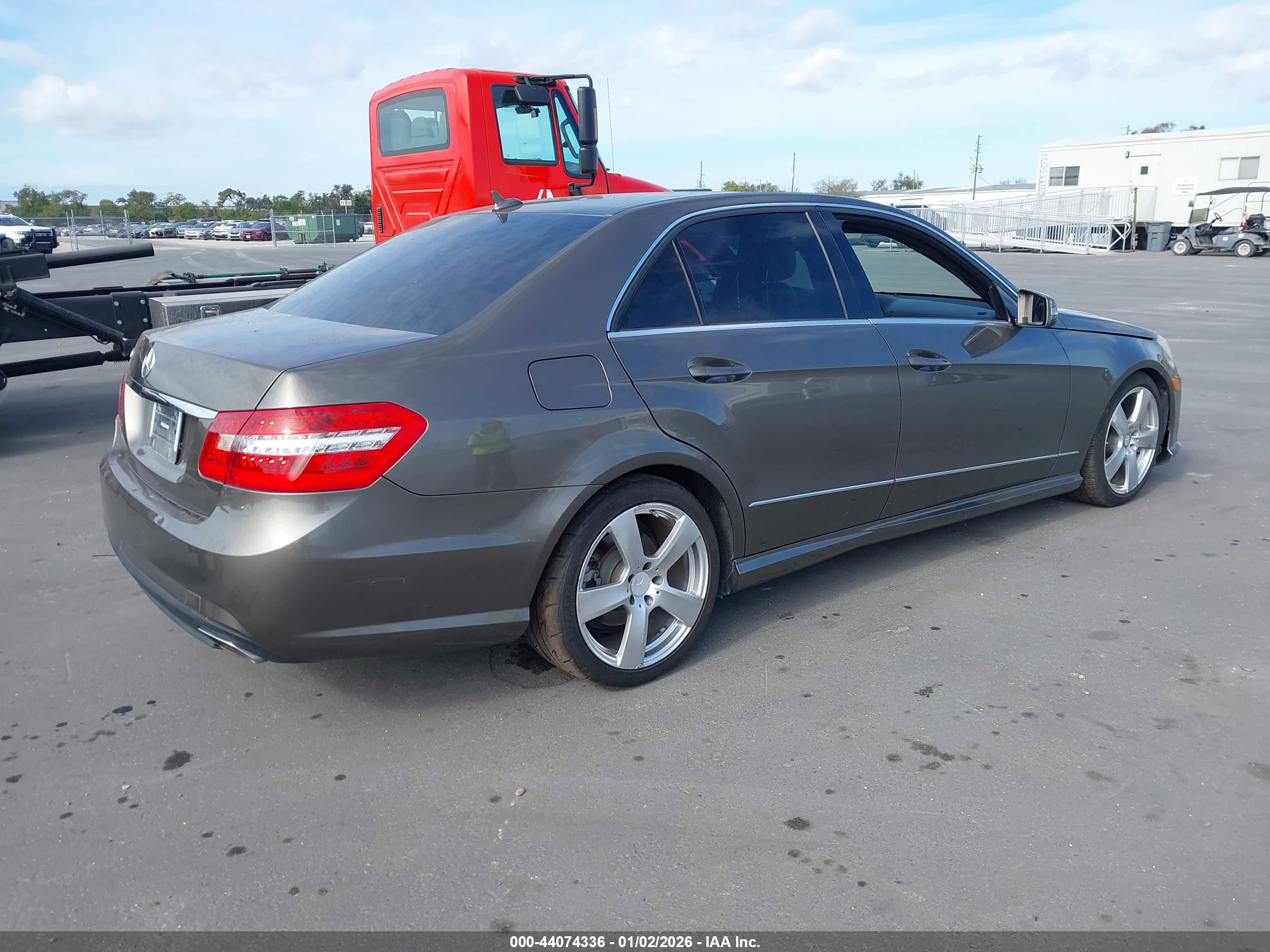 MERCEDES-BENZ E image 4