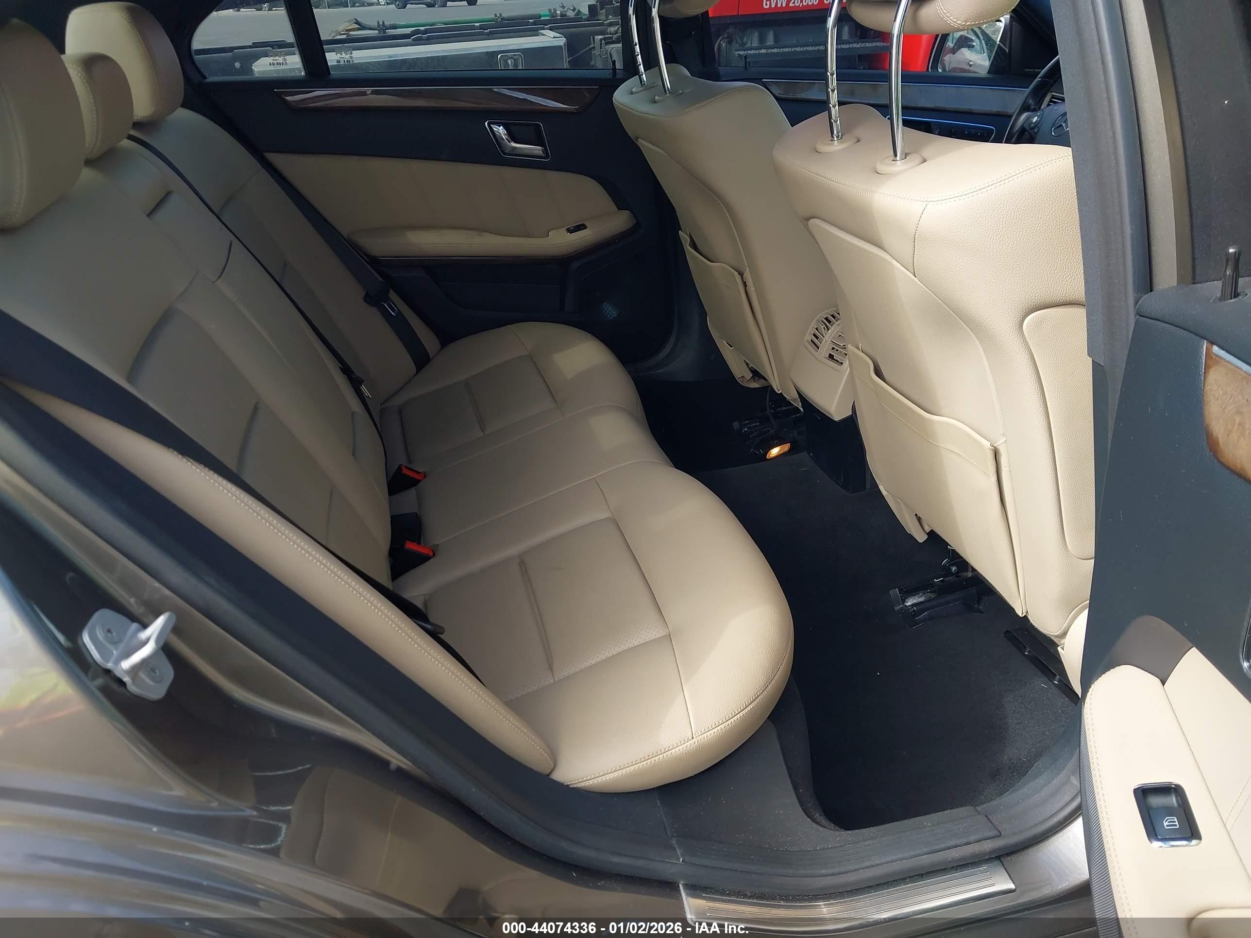 MERCEDES-BENZ E image 8