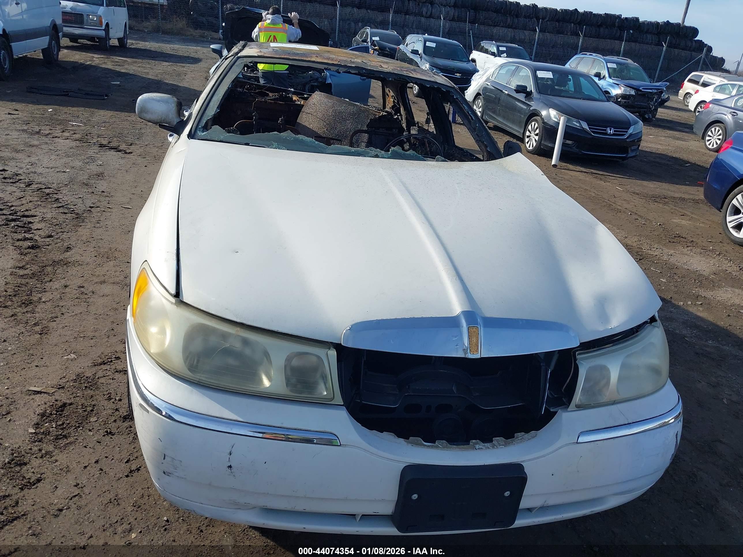 LINCOLN TOWN image 10