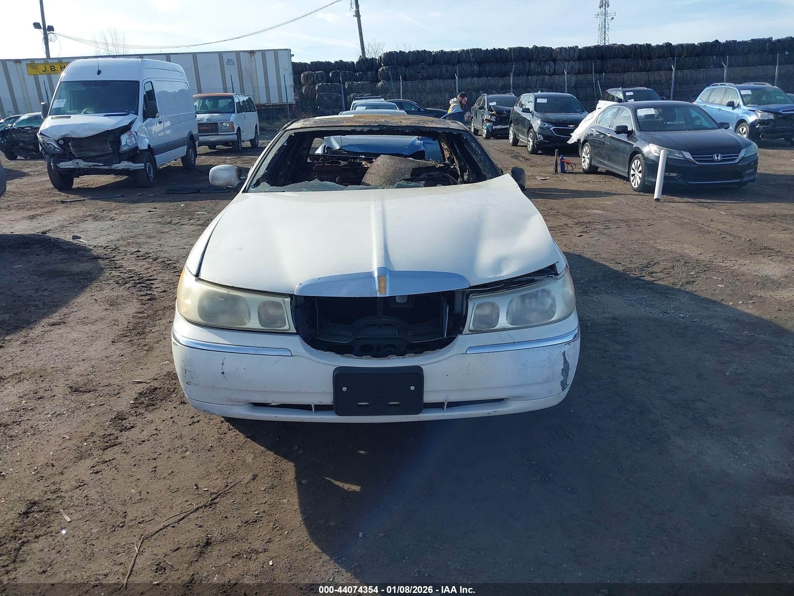 LINCOLN TOWN image 6