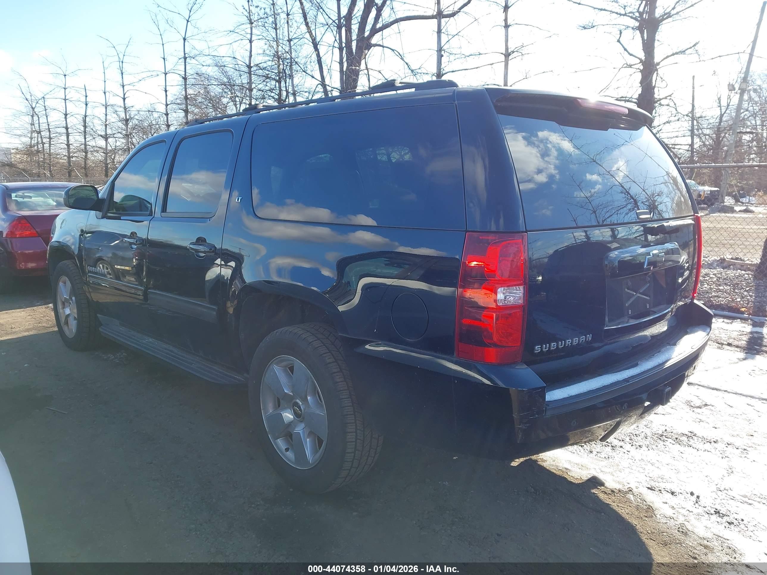 CHEVROLET SUBURBAN image 3