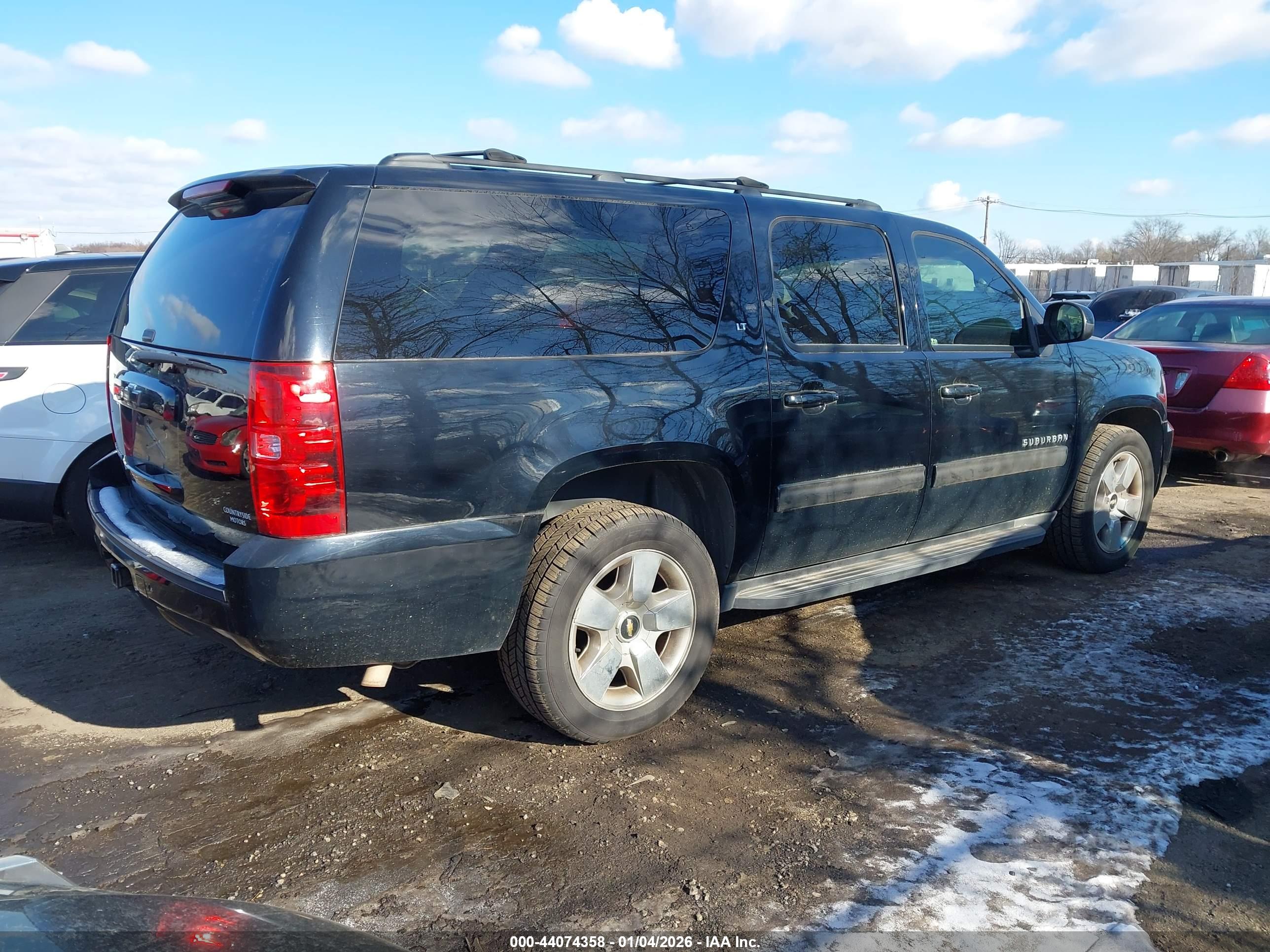 CHEVROLET SUBURBAN image 4