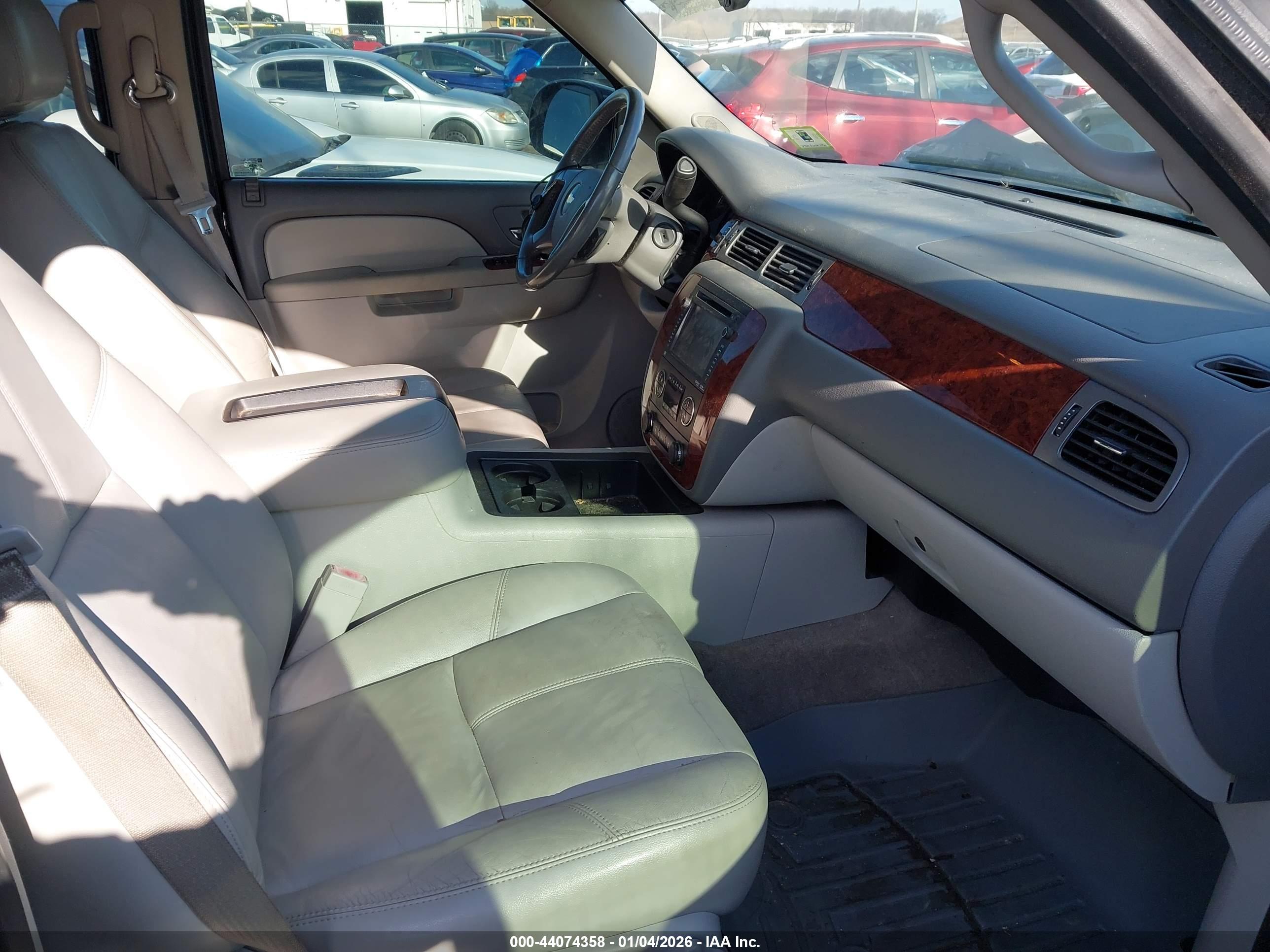 CHEVROLET SUBURBAN image 5