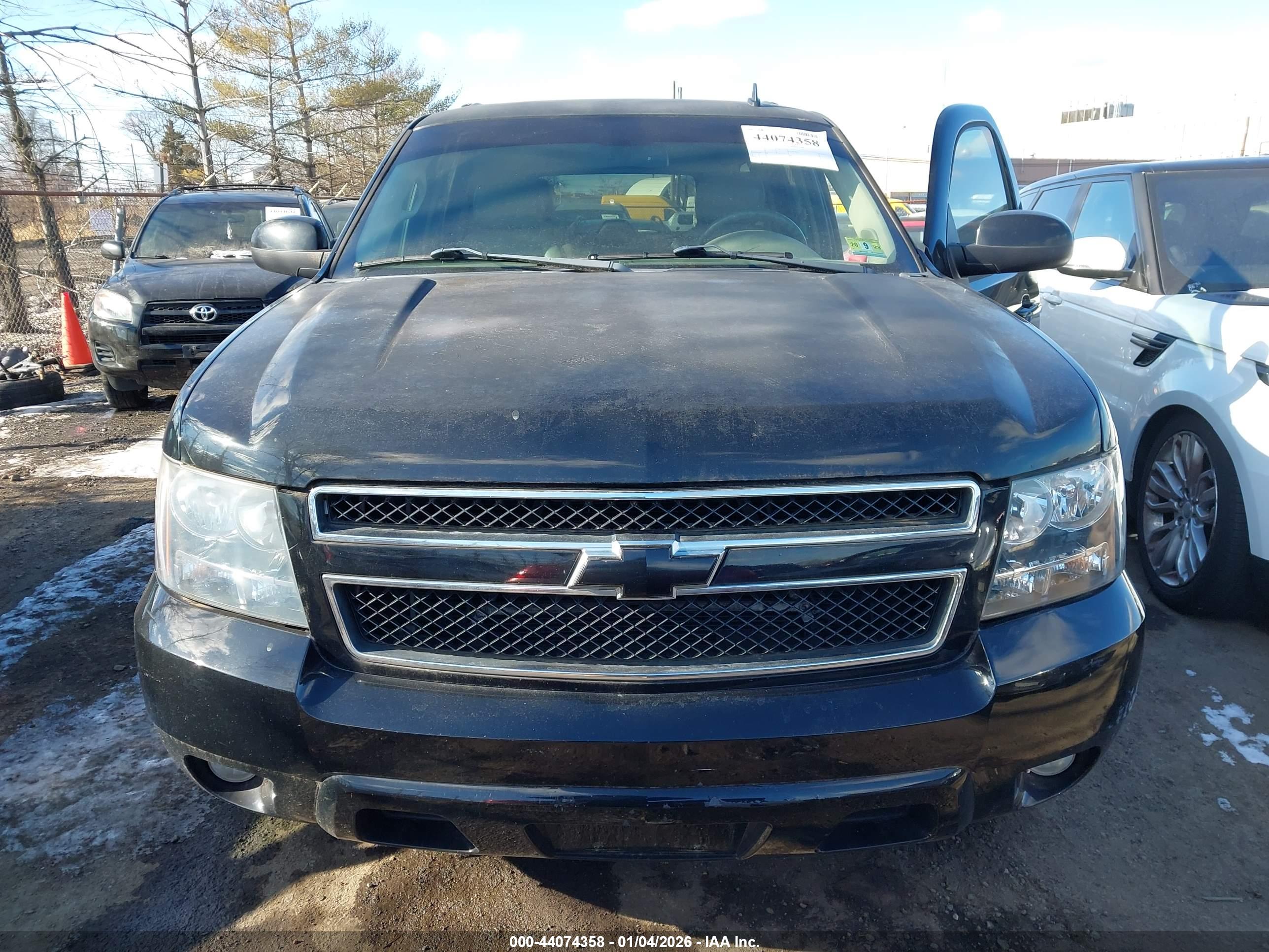 CHEVROLET SUBURBAN image 6