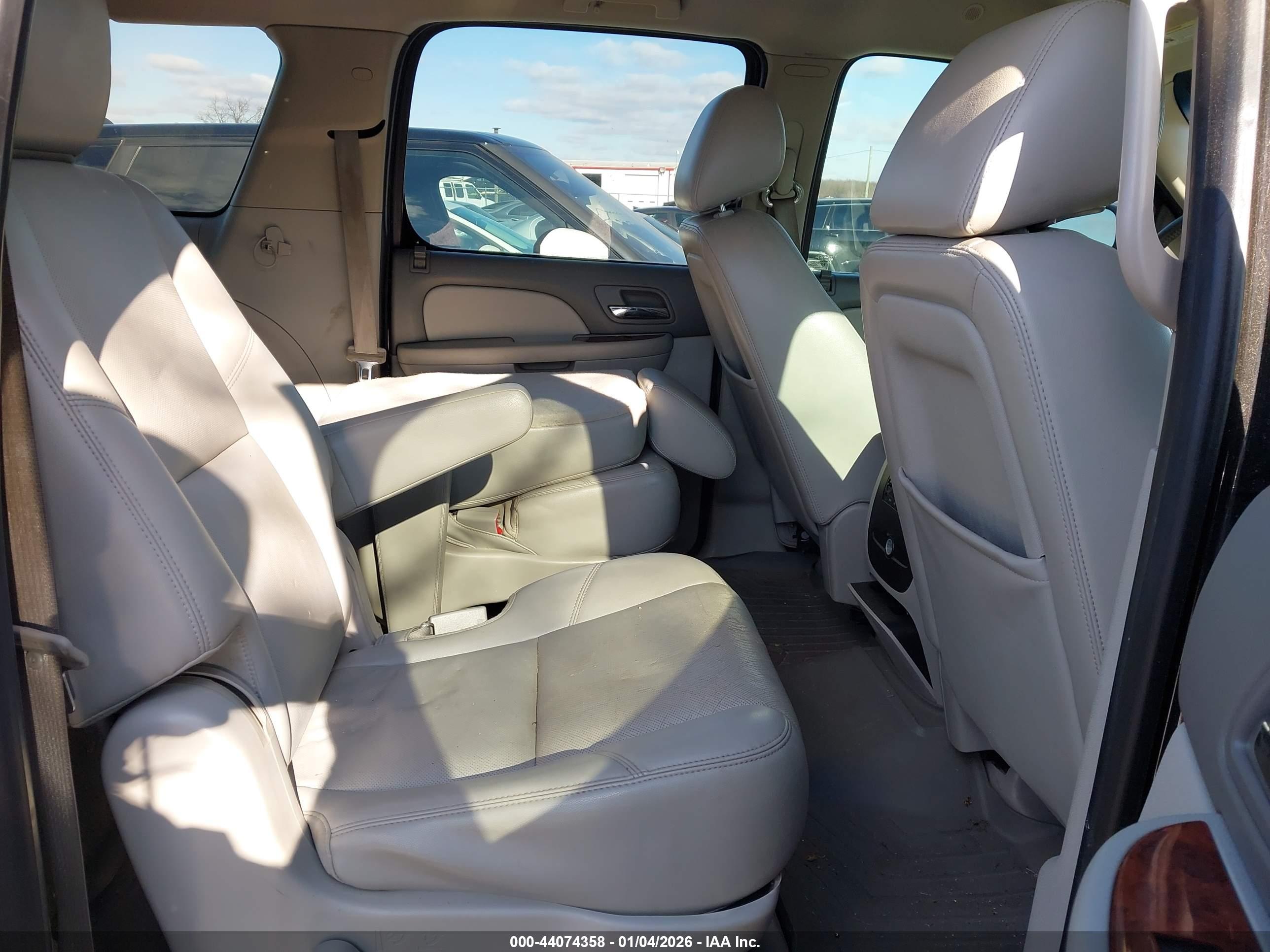 CHEVROLET SUBURBAN image 8