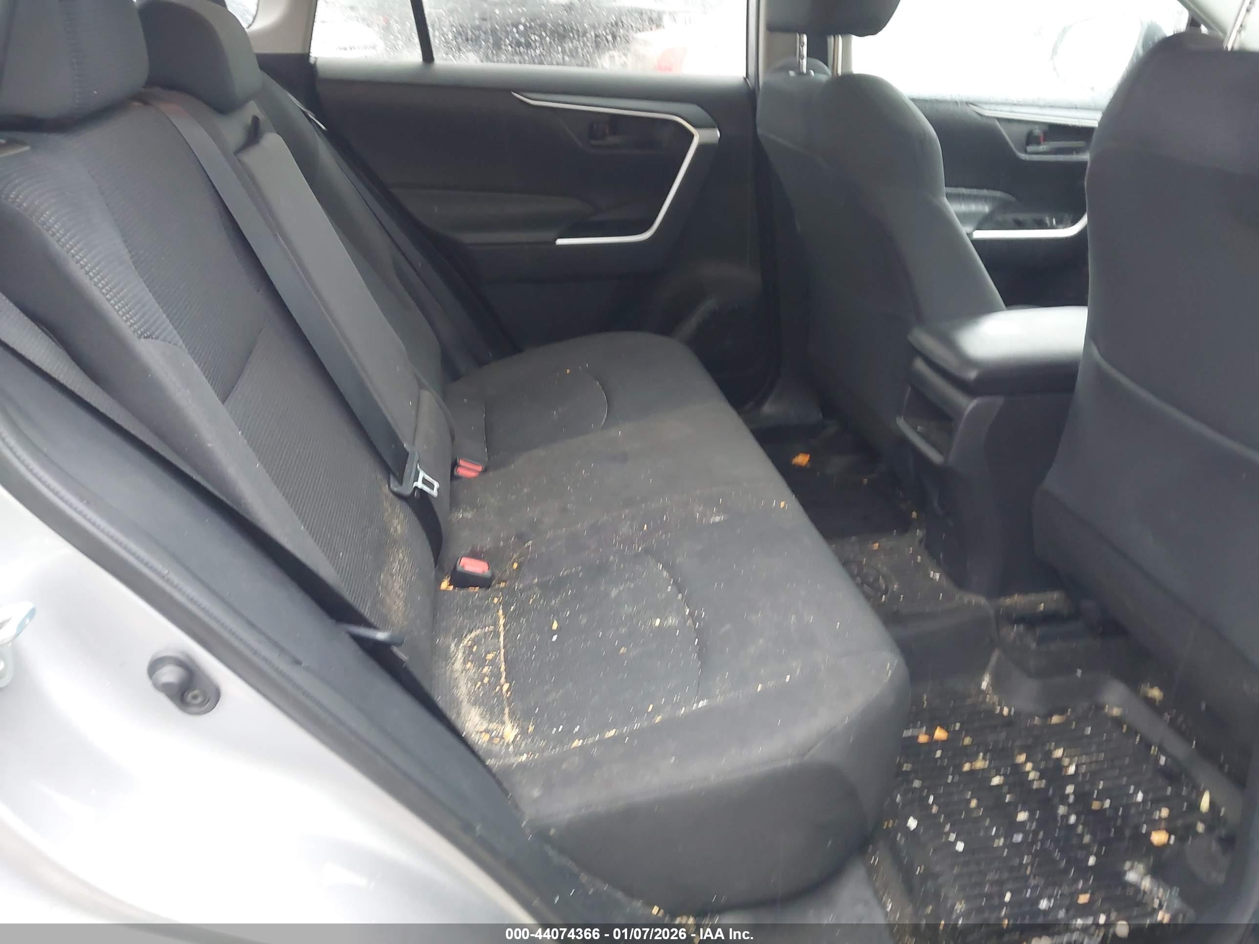 TOYOTA RAV4 image 8