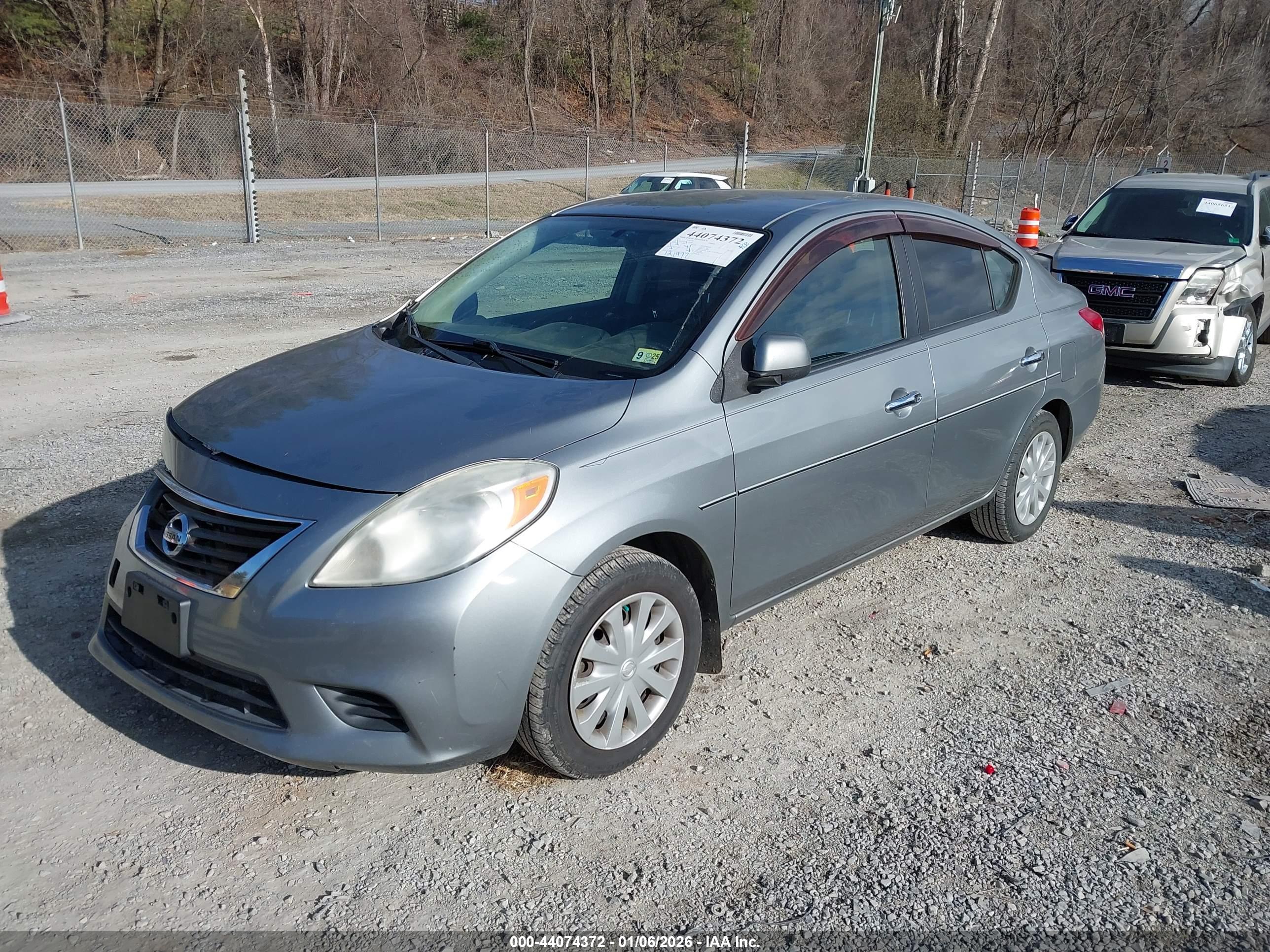 NISSAN VERSA image 2