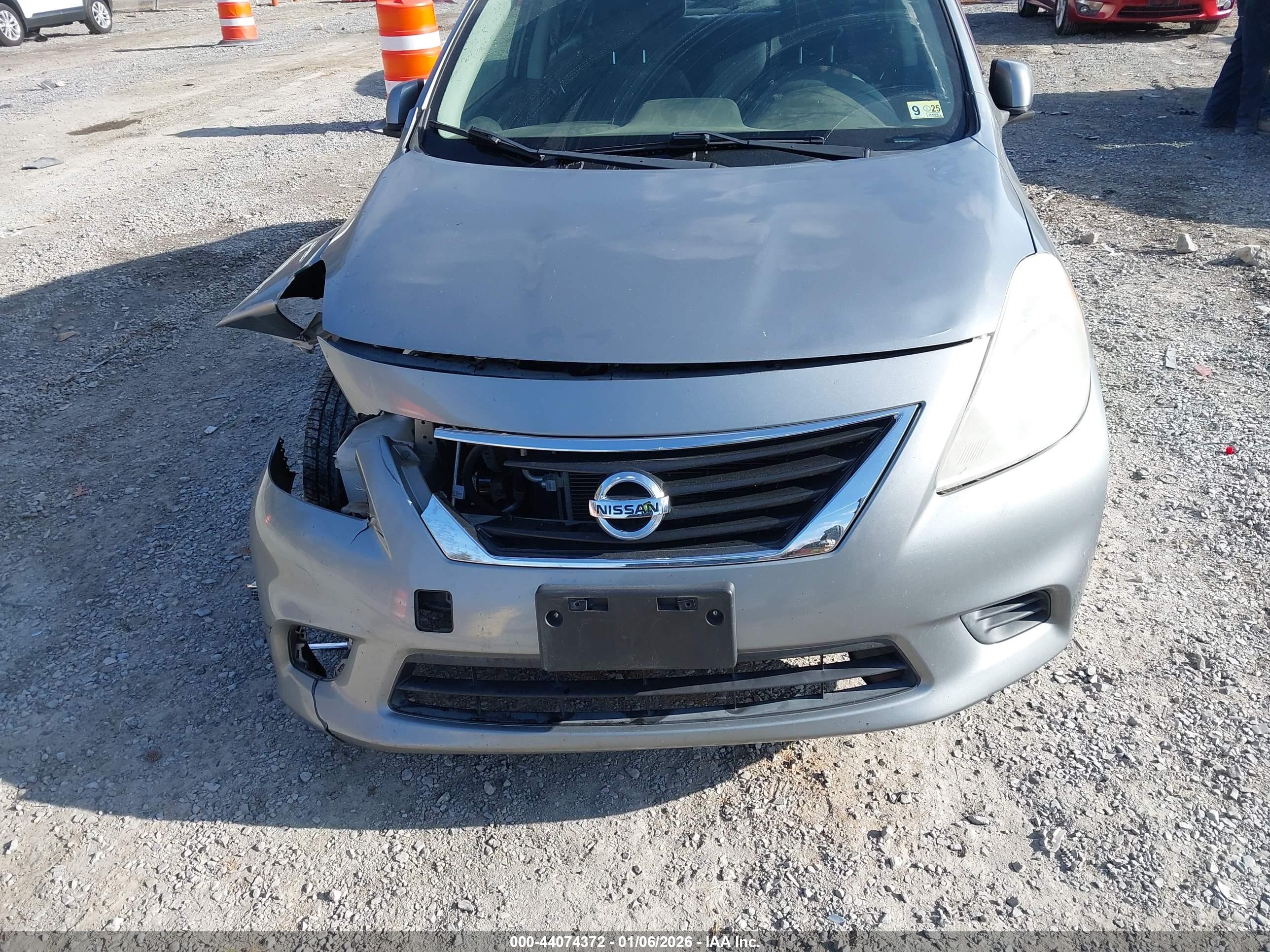 NISSAN VERSA image 6