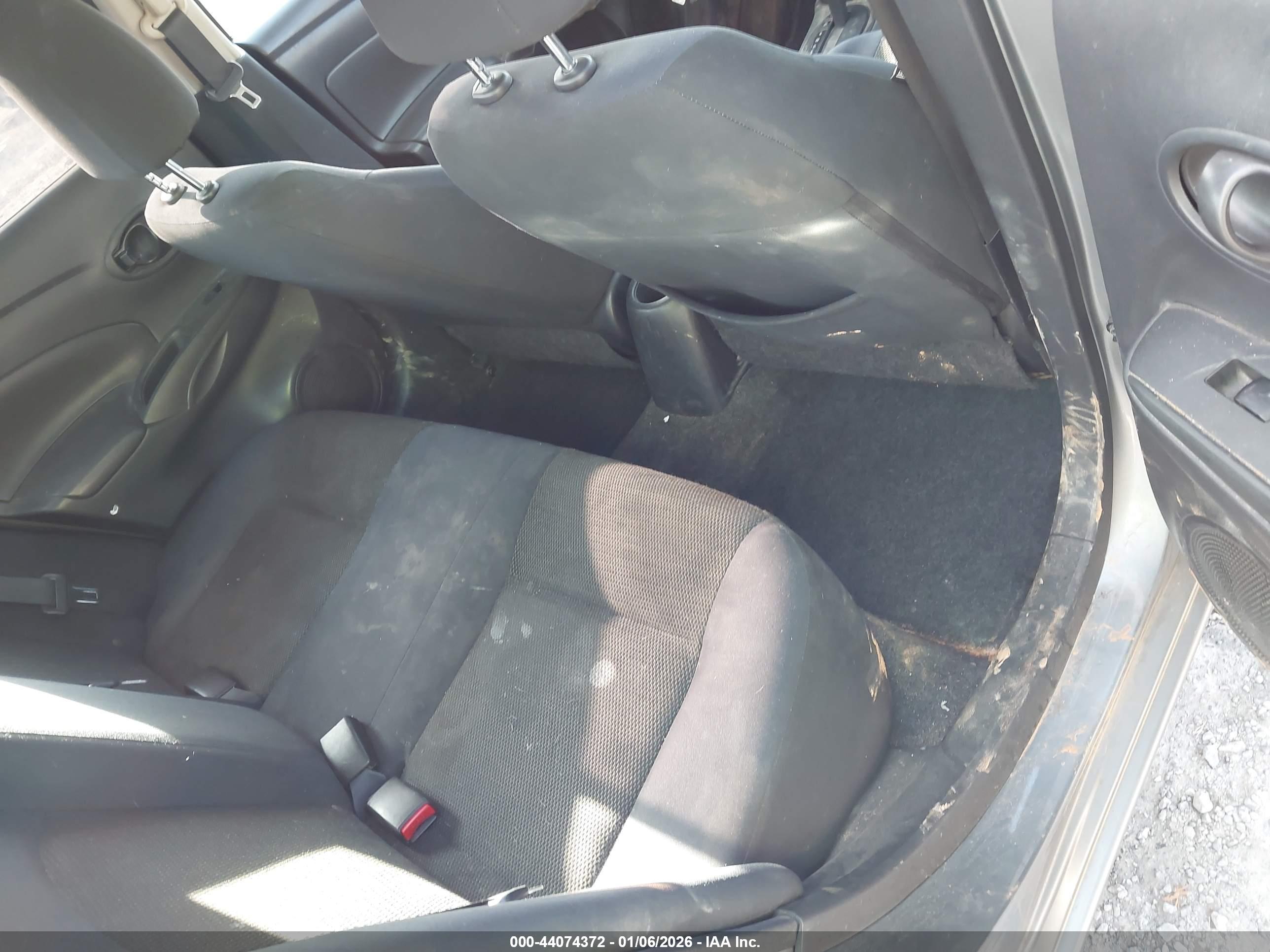 NISSAN VERSA image 8