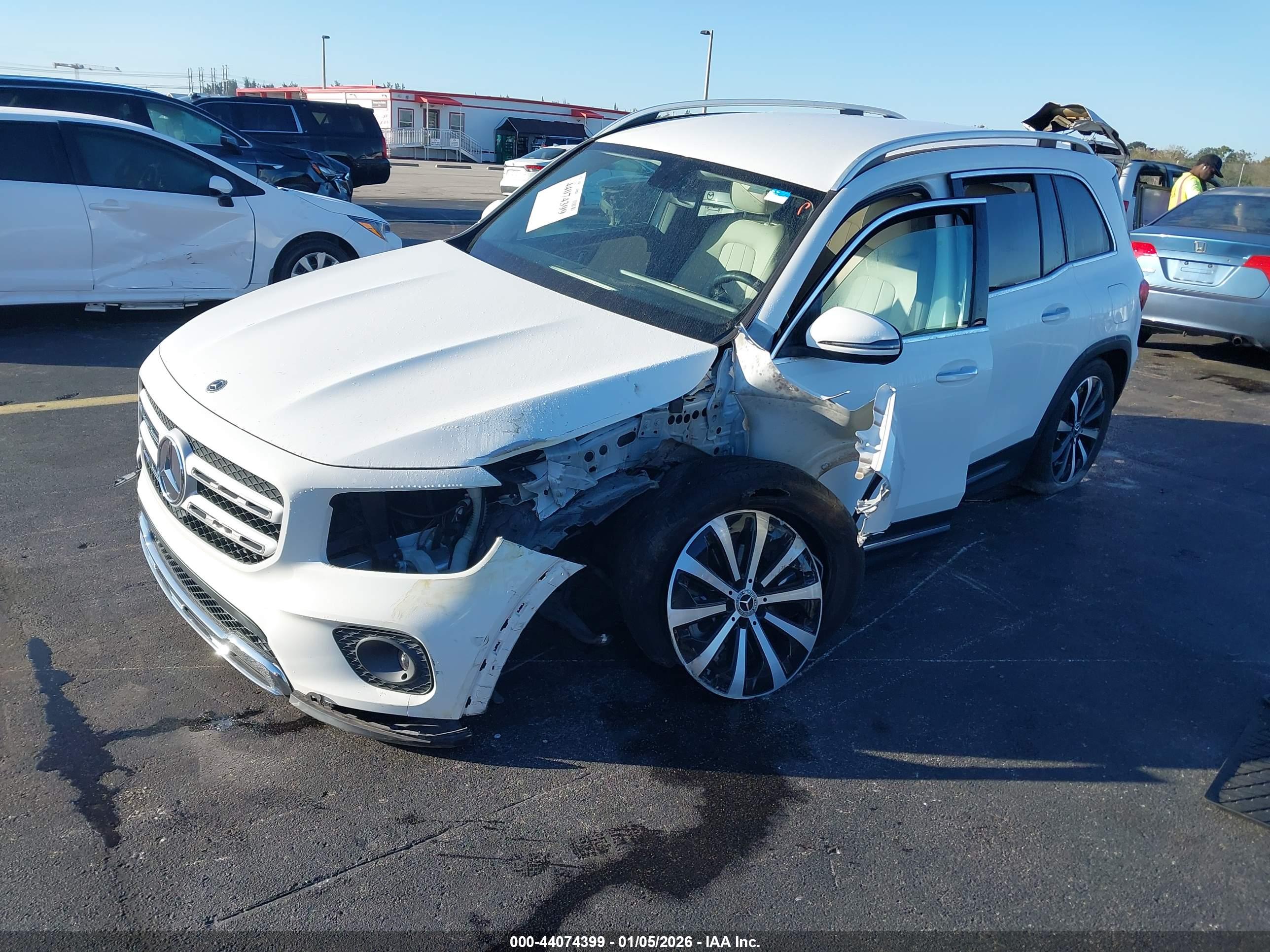 MERCEDES-BENZ GLB image 2
