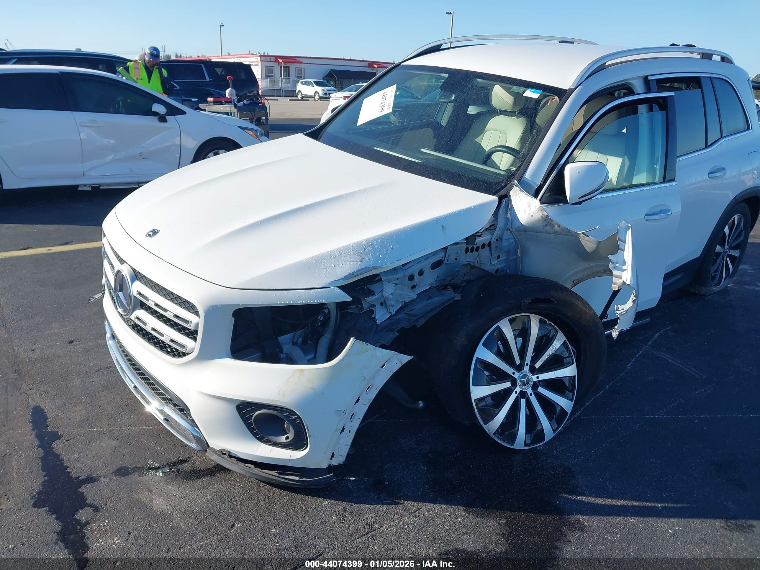 MERCEDES-BENZ GLB image 6