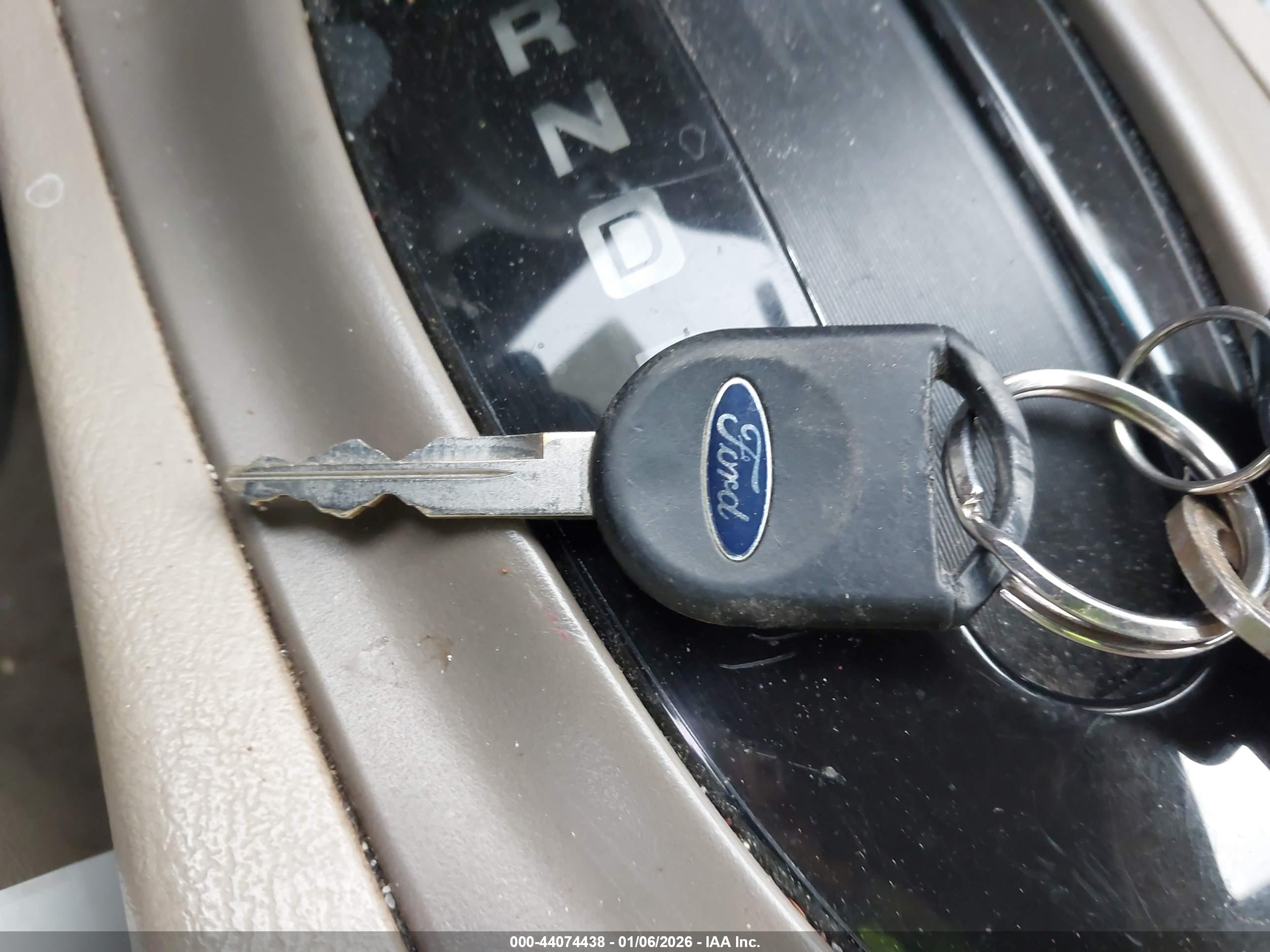 FORD TAURUS image 11