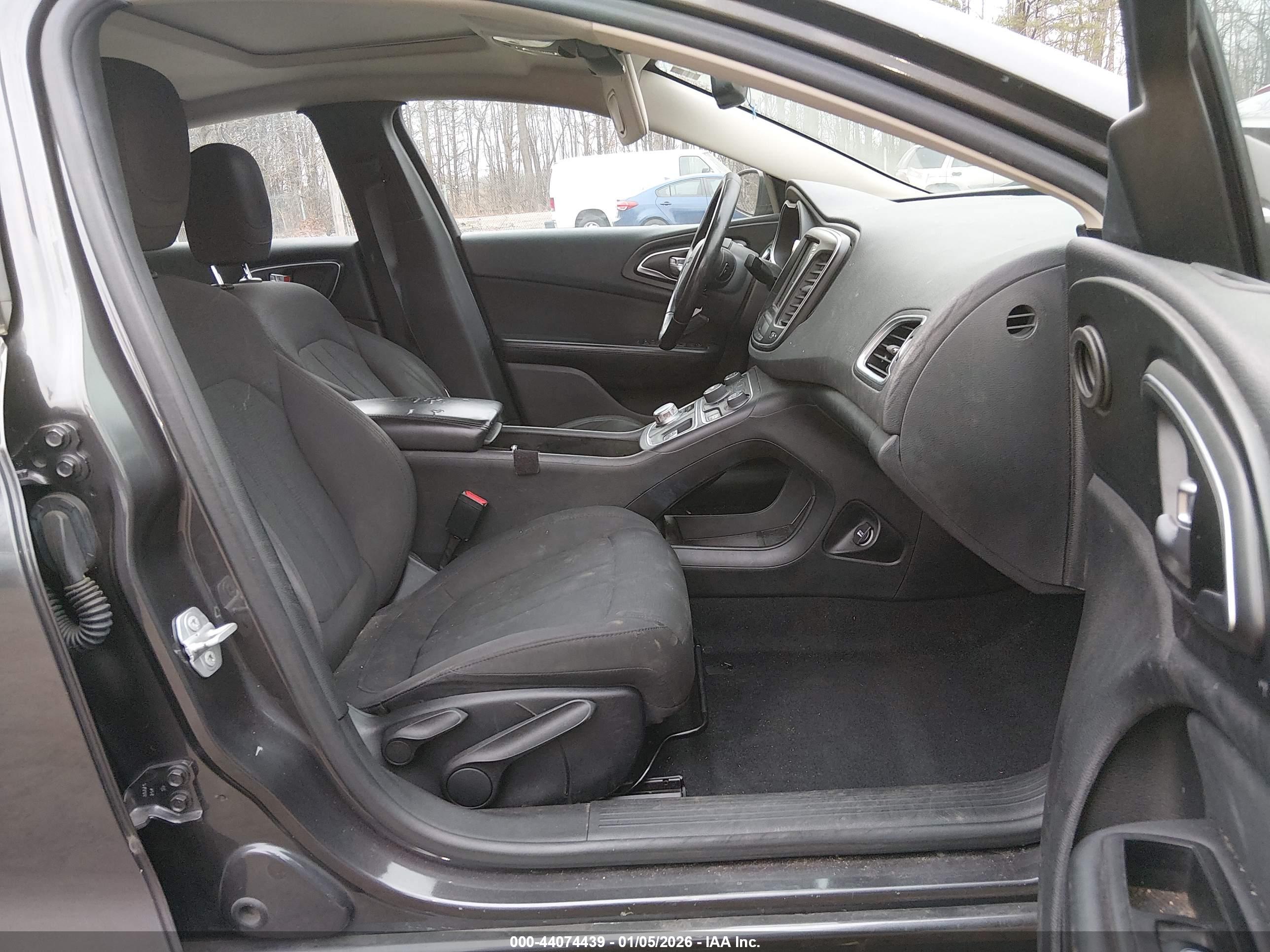 CHRYSLER 200 image 5