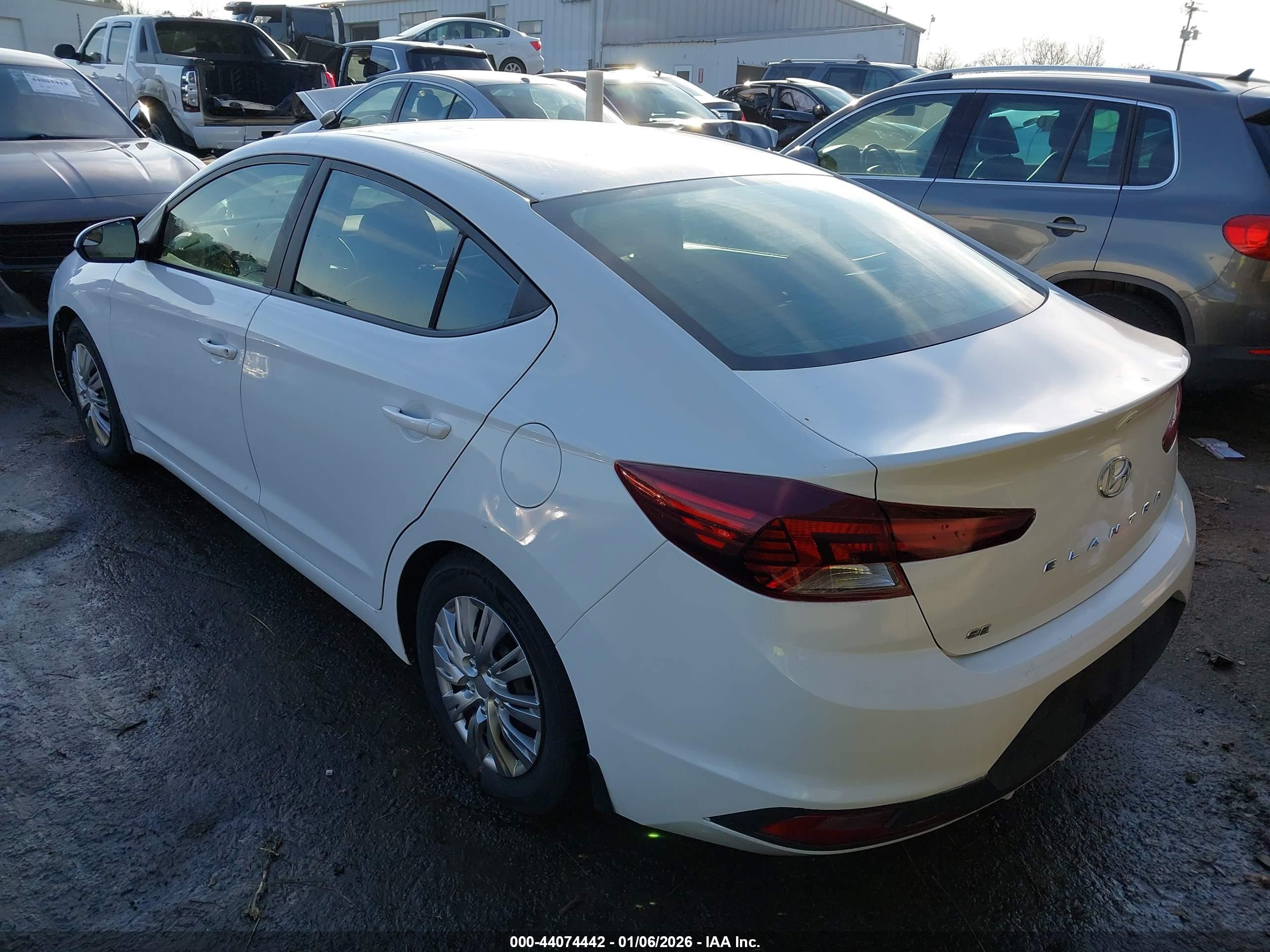 HYUNDAI ELANTRA image 3