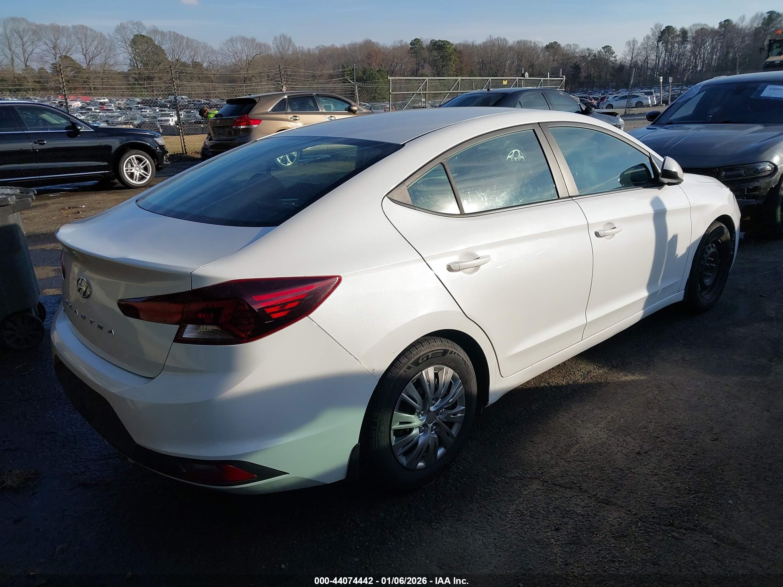 HYUNDAI ELANTRA image 4