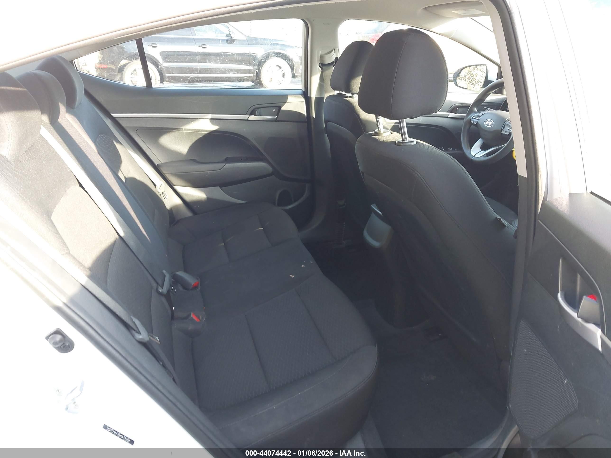 HYUNDAI ELANTRA image 8