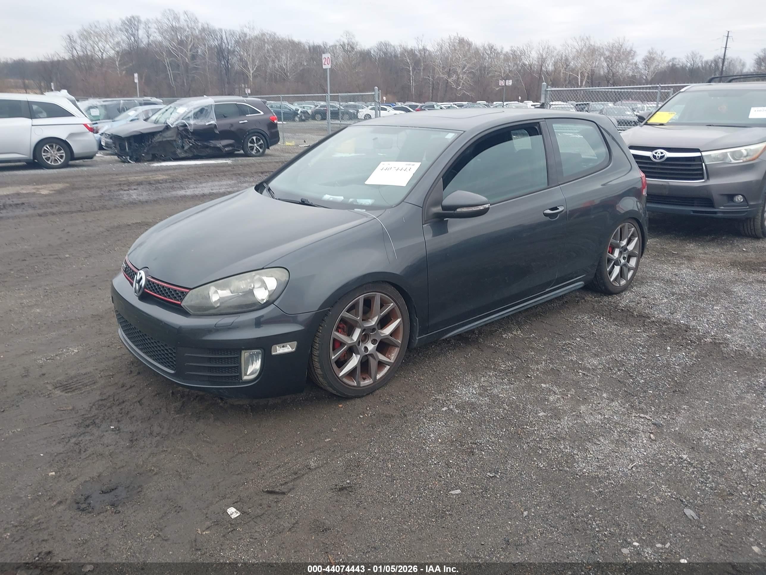 VOLKSWAGEN GTI image 2