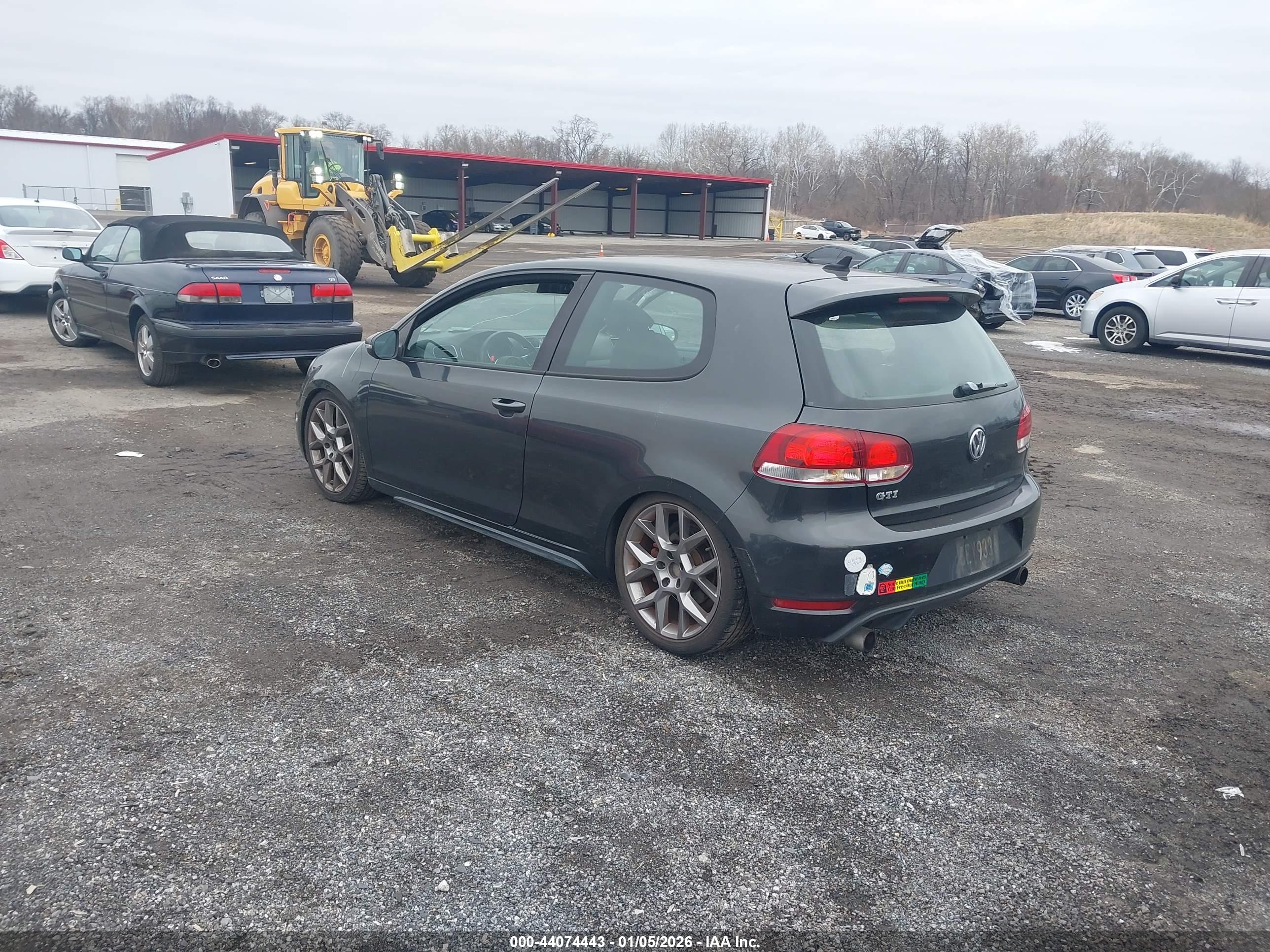 VOLKSWAGEN GTI image 3