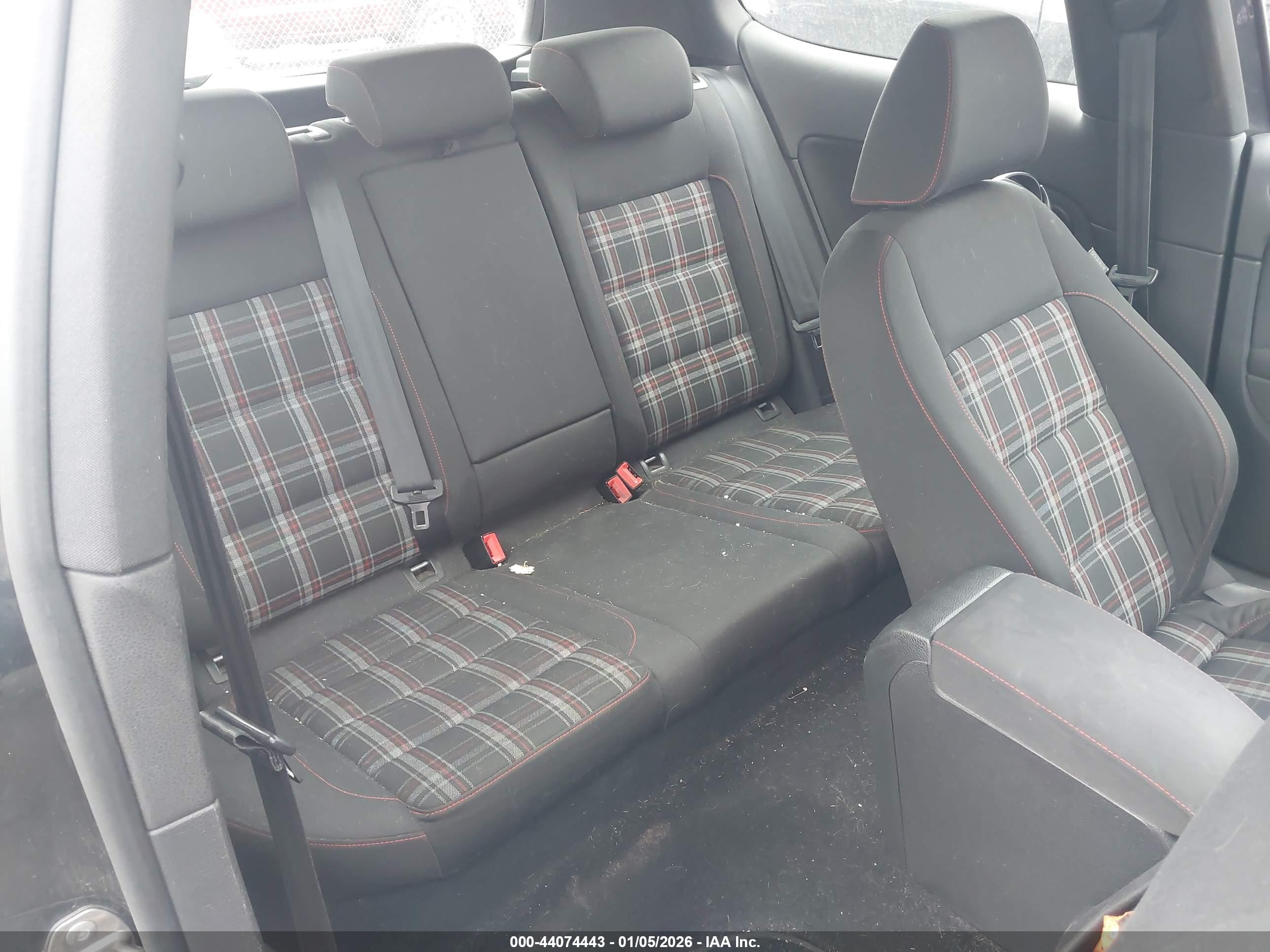 VOLKSWAGEN GTI image 8