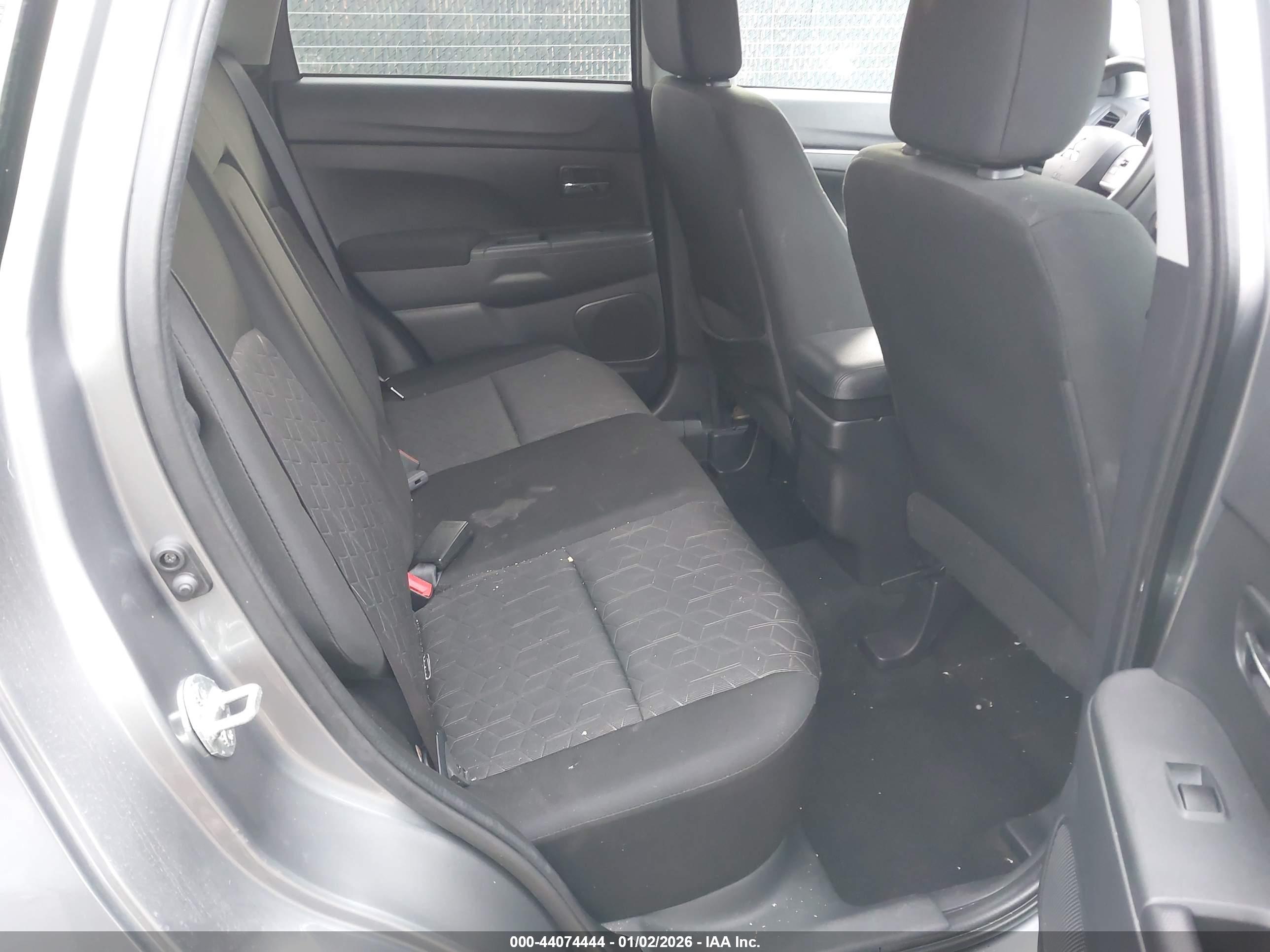 MITSUBISHI OUTLANDER image 8