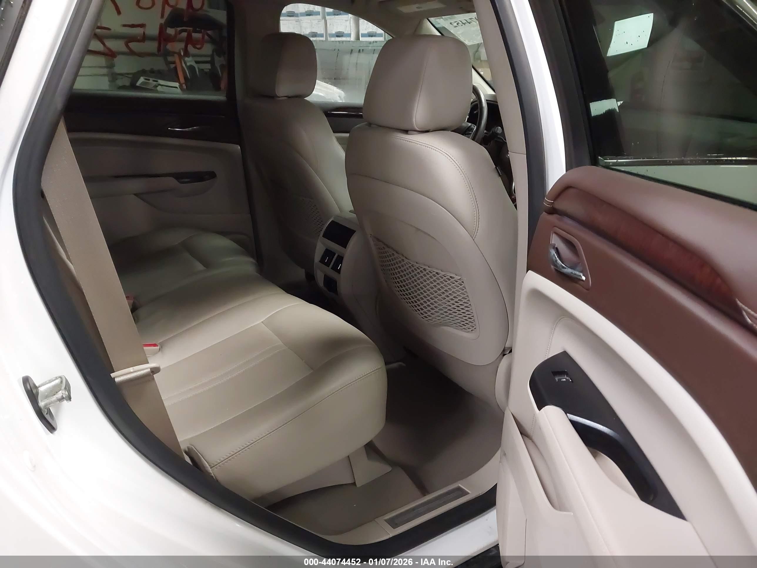 CADILLAC SRX image 8