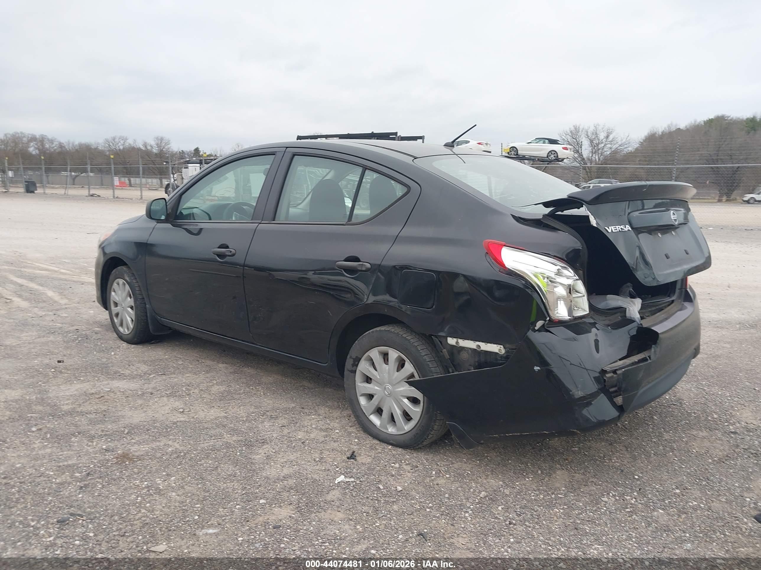 NISSAN VERSA image 3