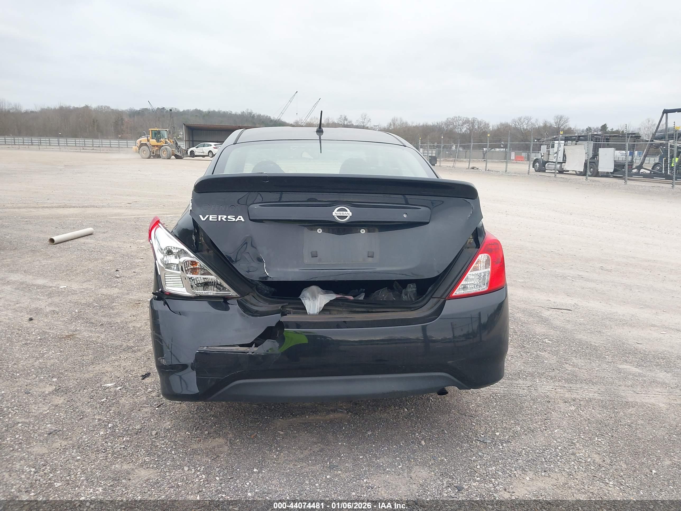 NISSAN VERSA image 6