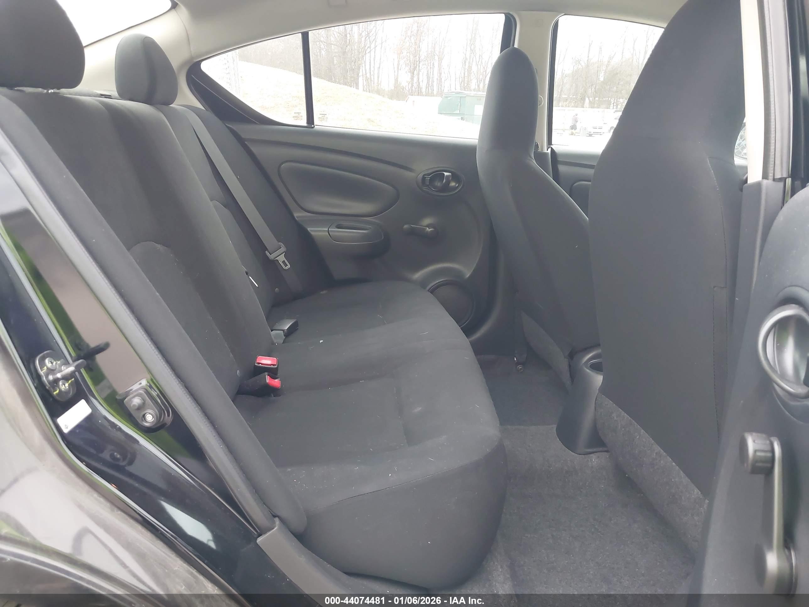 NISSAN VERSA image 8