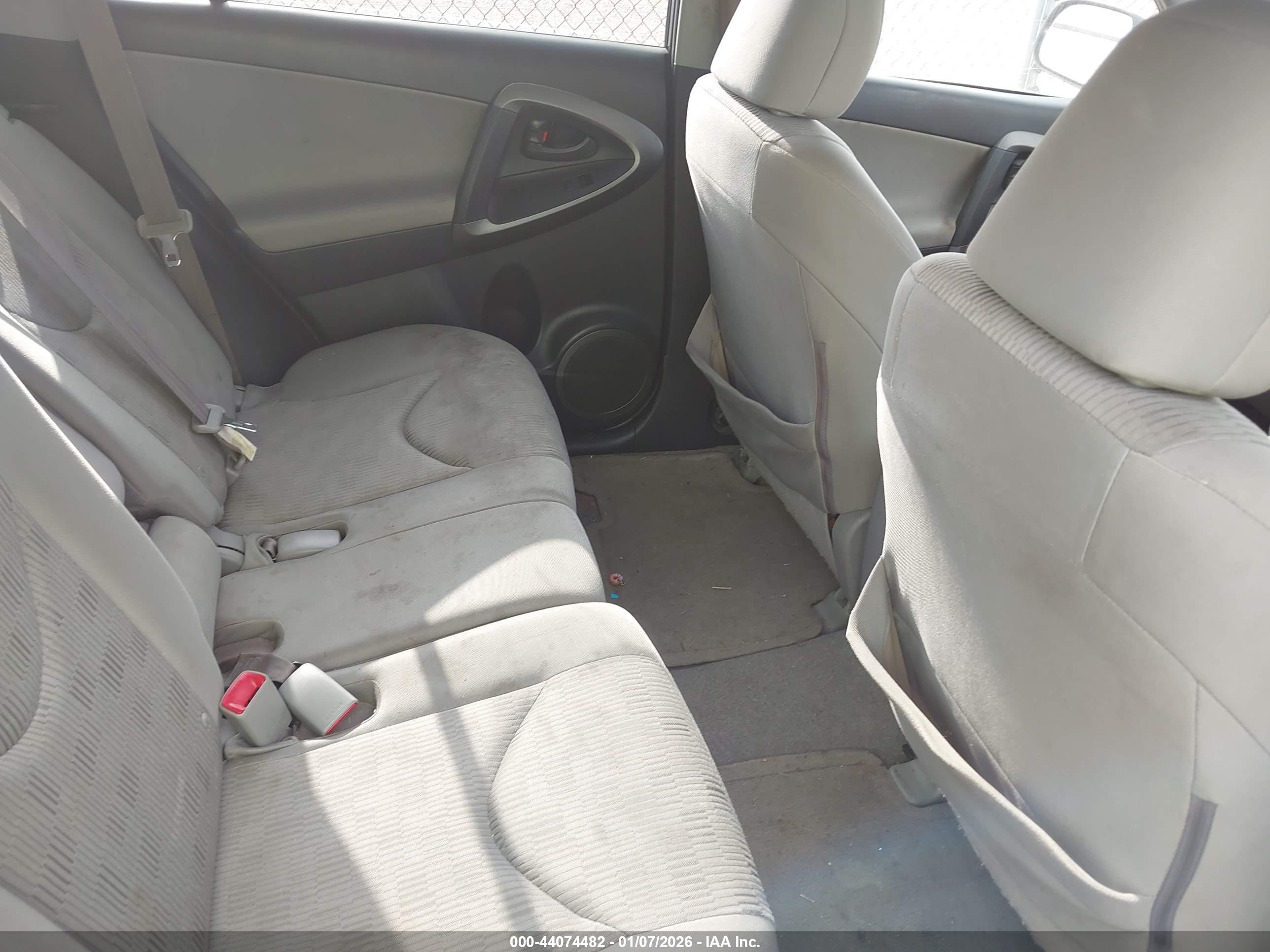 TOYOTA RAV4 image 8