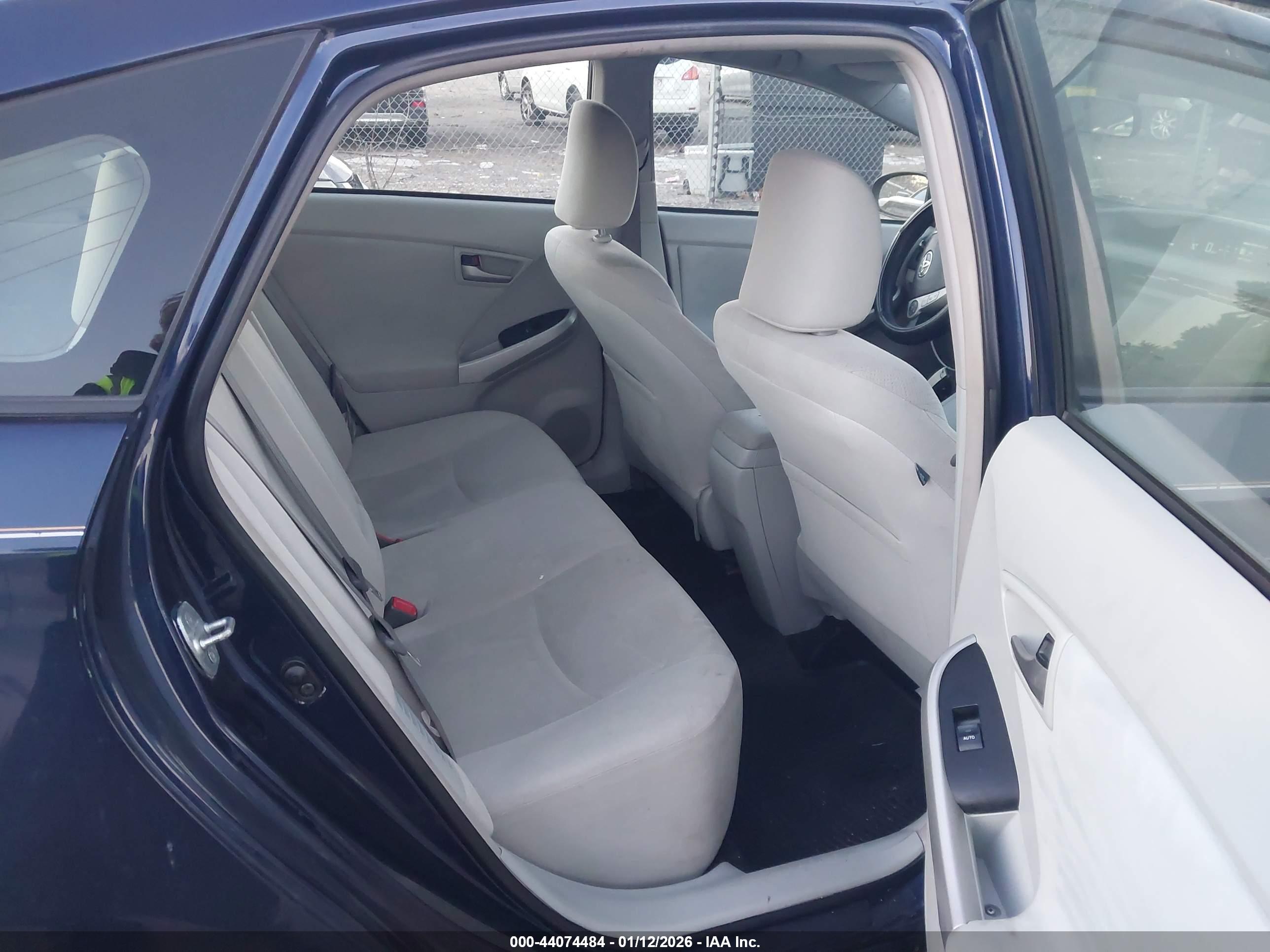 TOYOTA PRIUS image 8