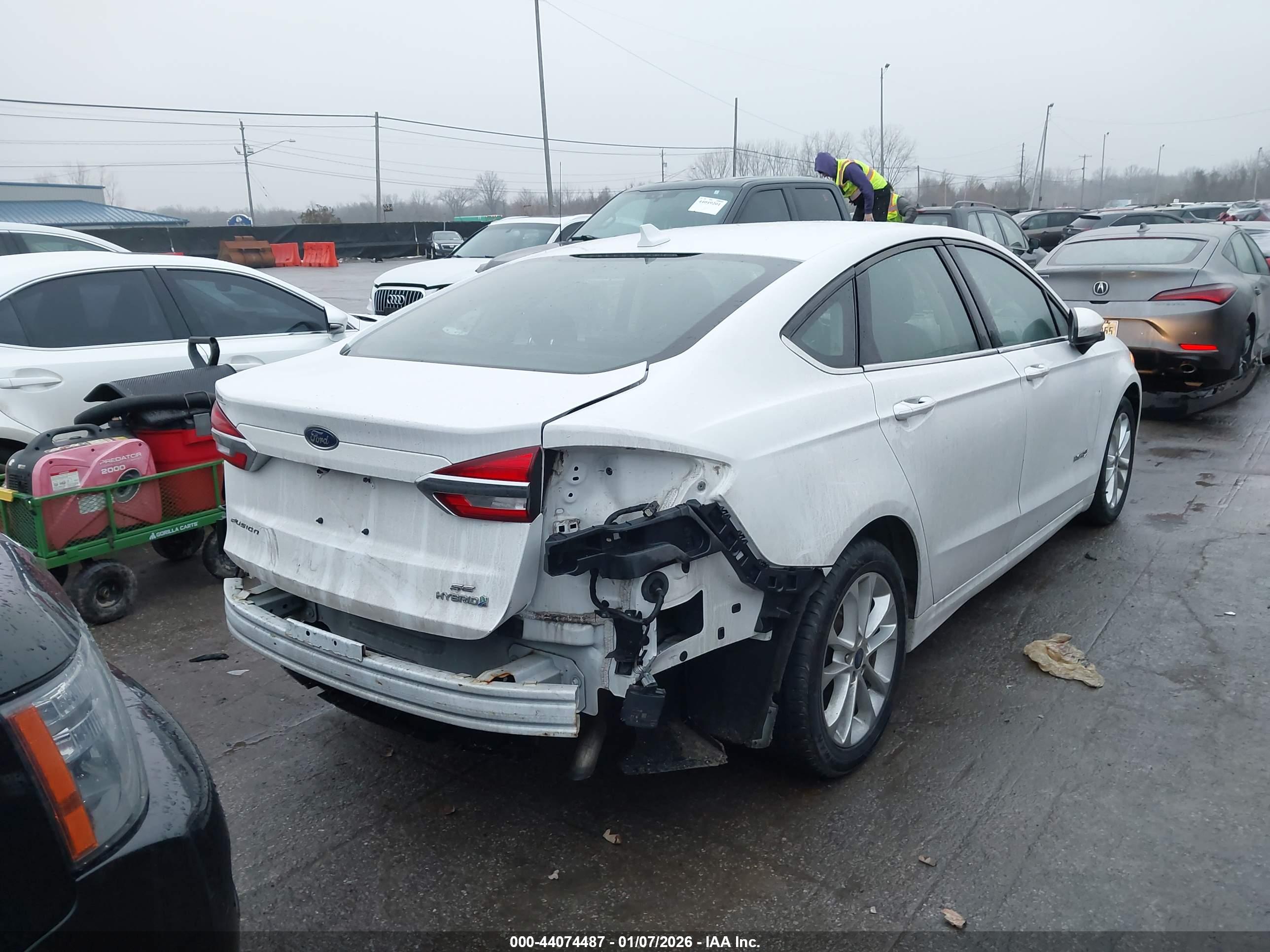 FORD FUSION image 4