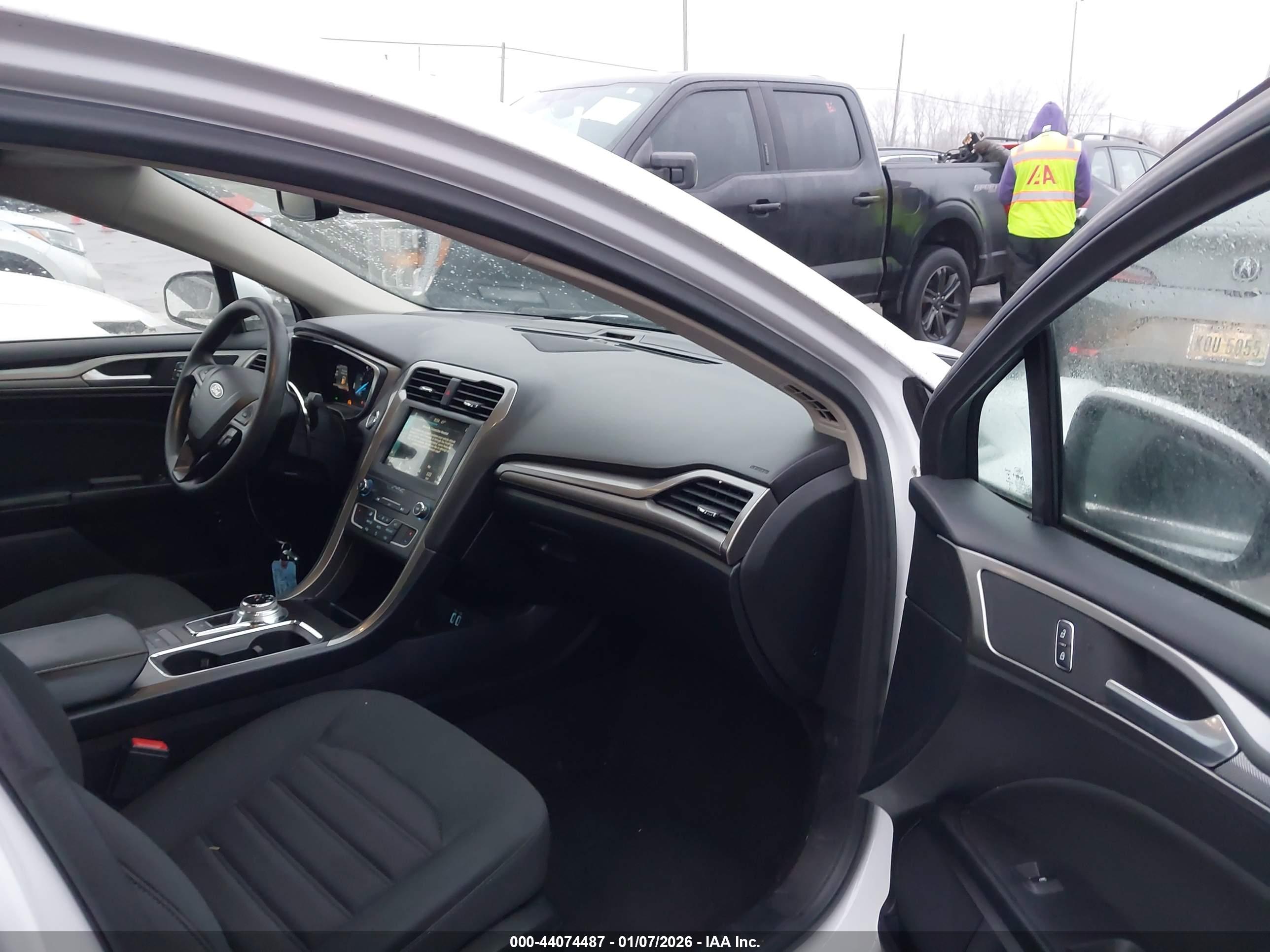 FORD FUSION image 5