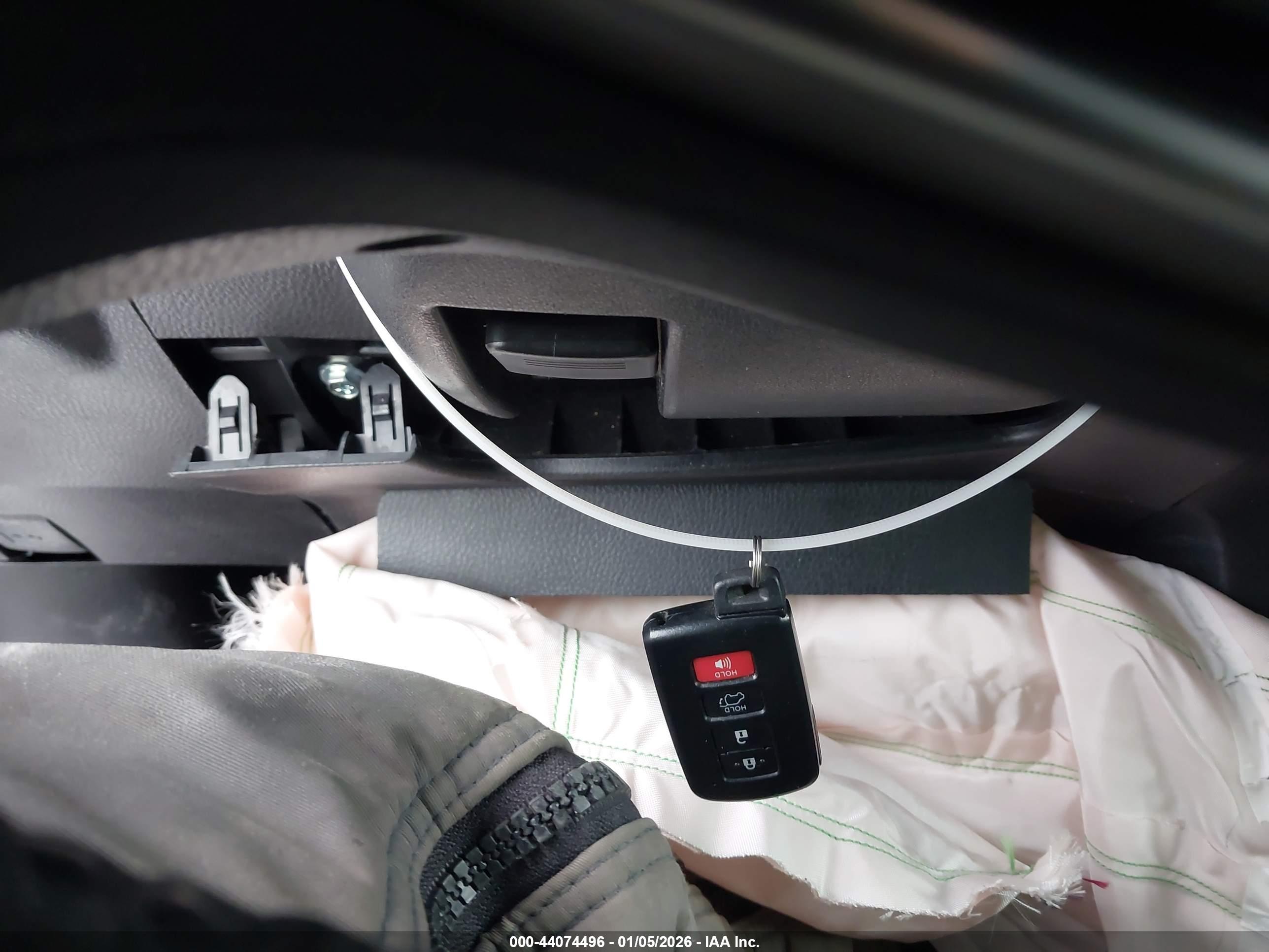 TOYOTA RAV4 image 11