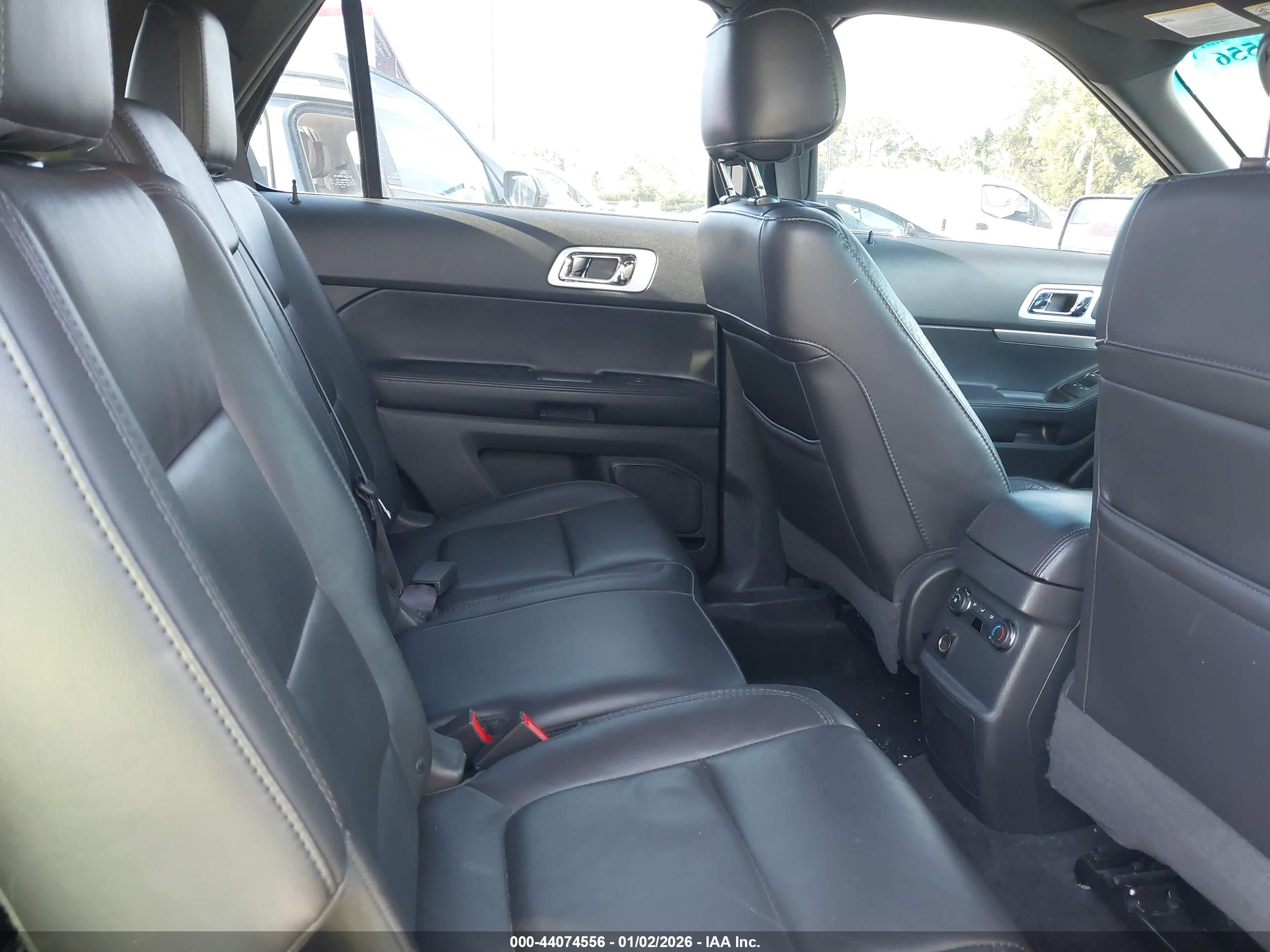 FORD EXPLORER image 8