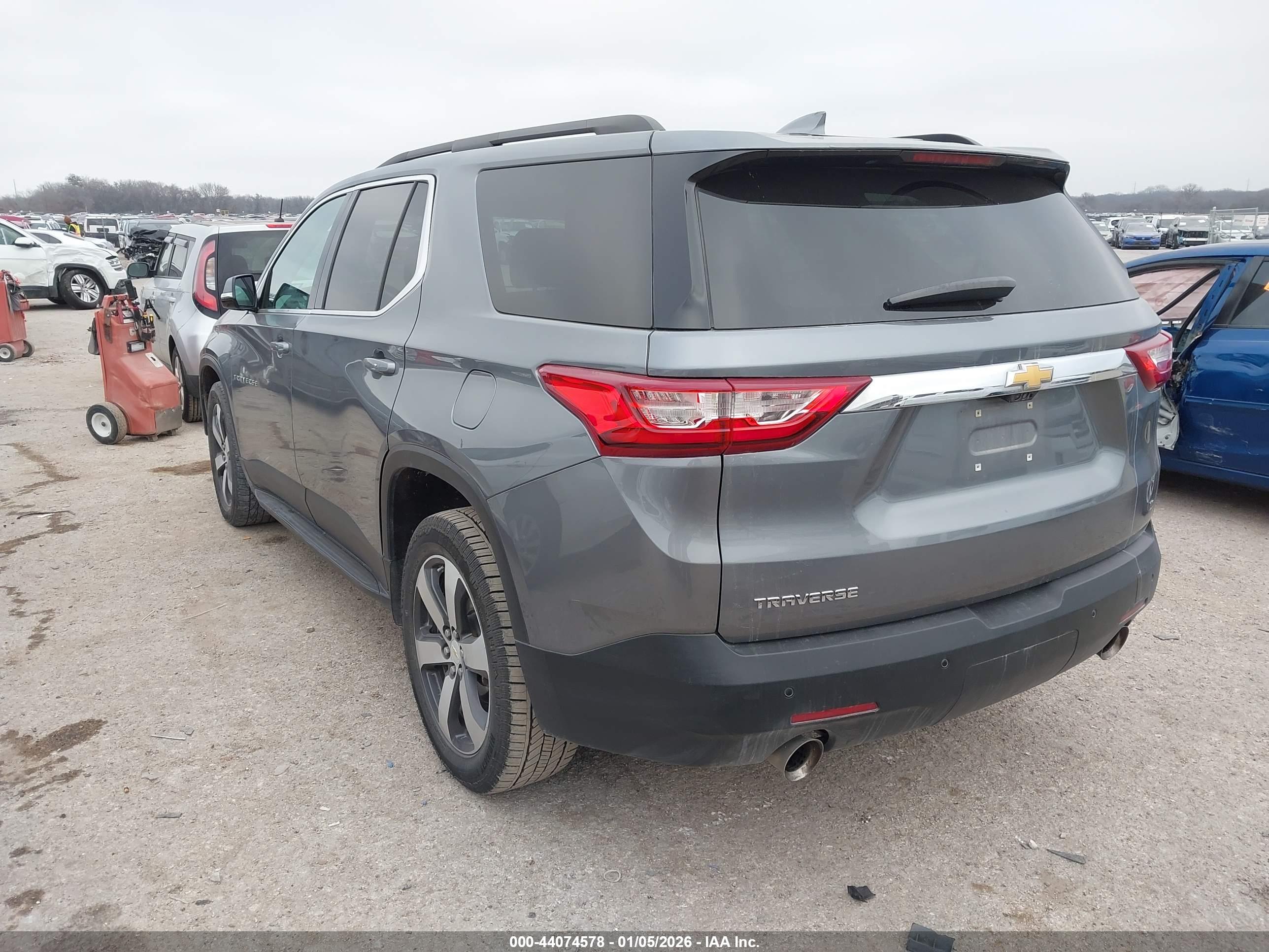 CHEVROLET TRAVERSE image 3