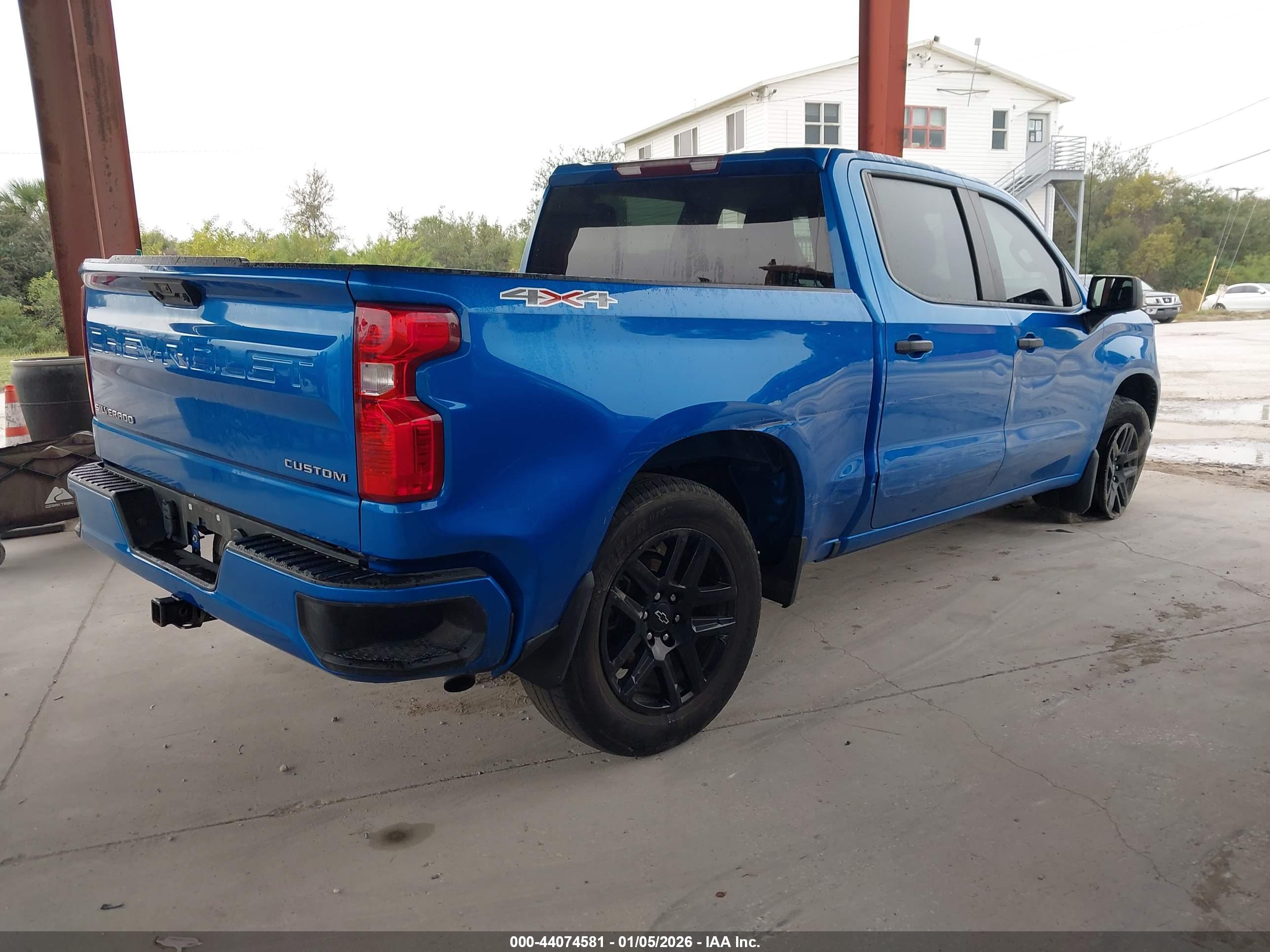 CHEVROLET SILVERADO image 4