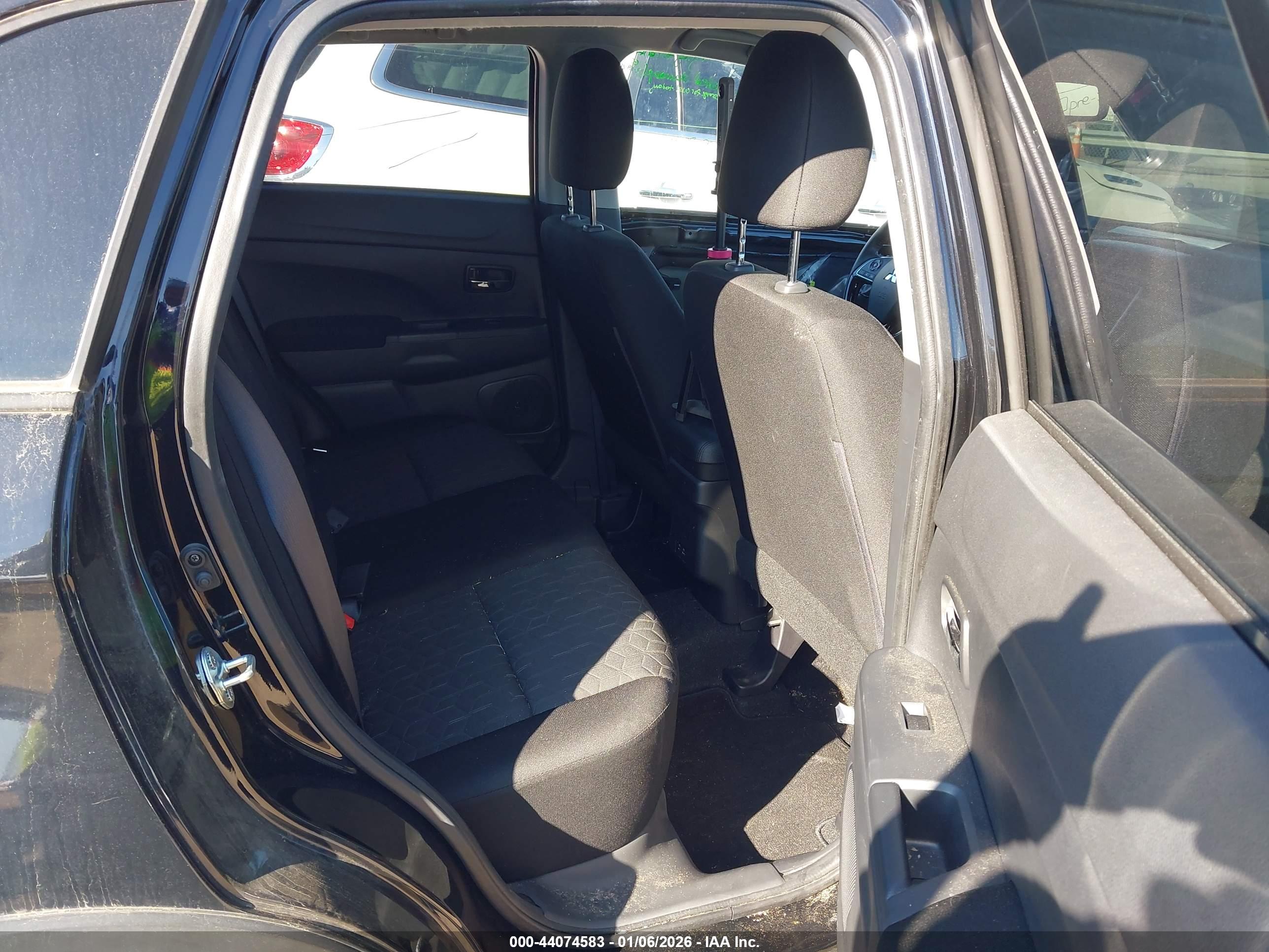 MITSUBISHI OUTLANDER image 8