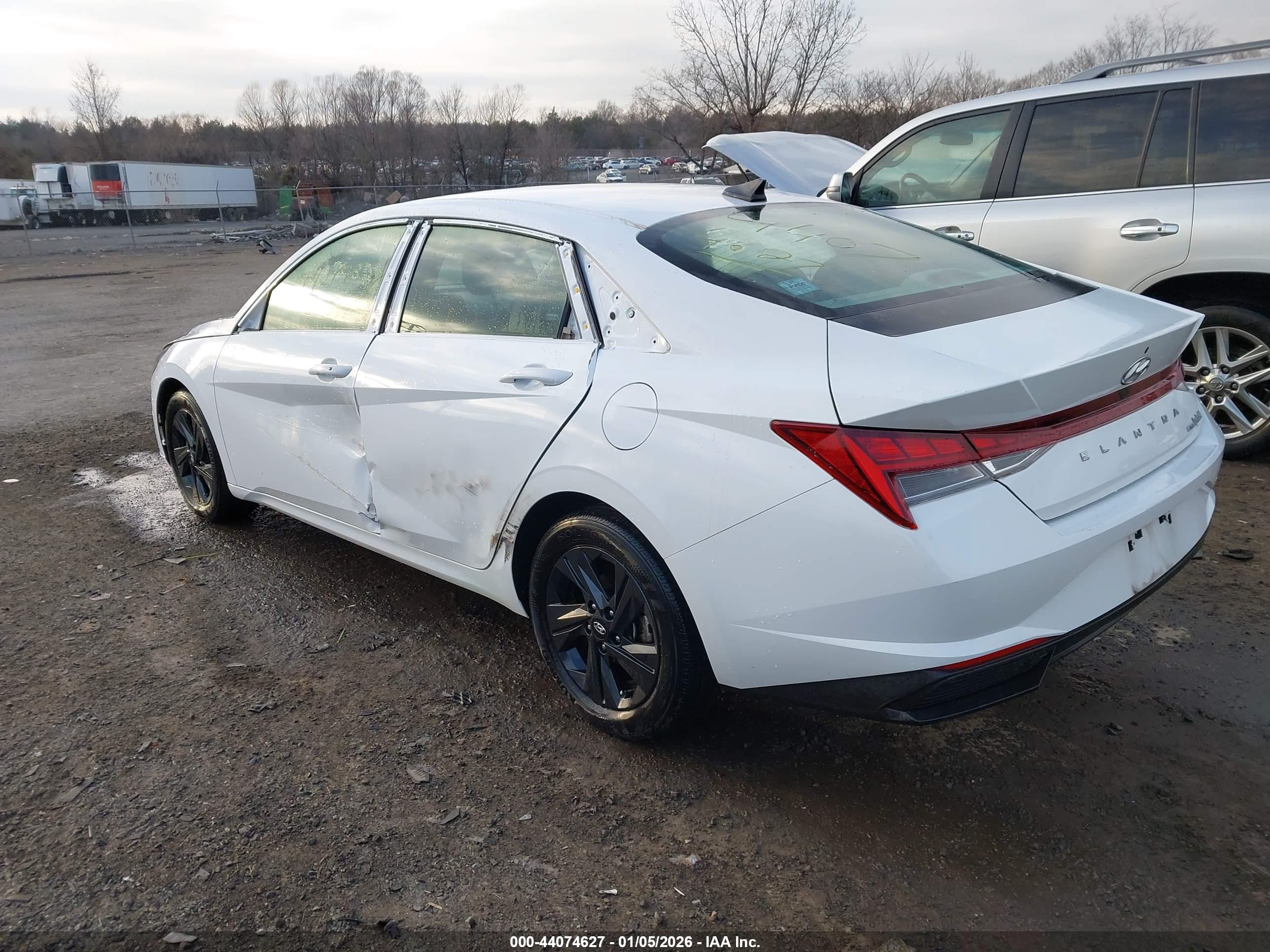 HYUNDAI ELANTRA image 3