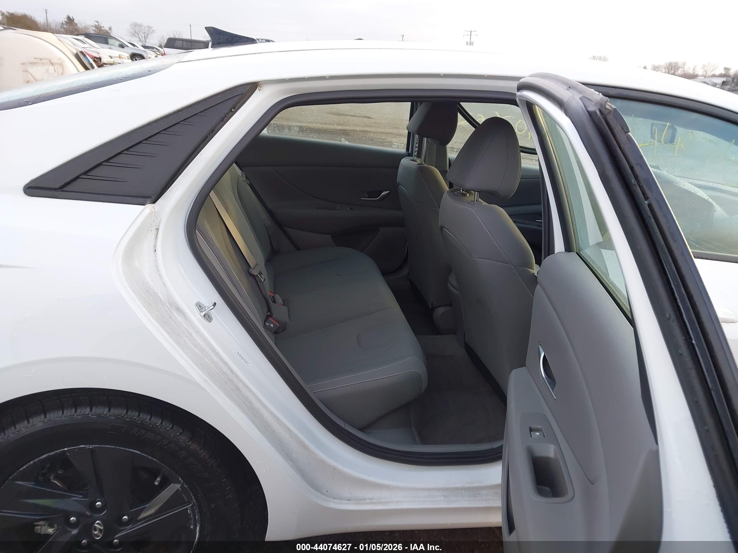 HYUNDAI ELANTRA image 8