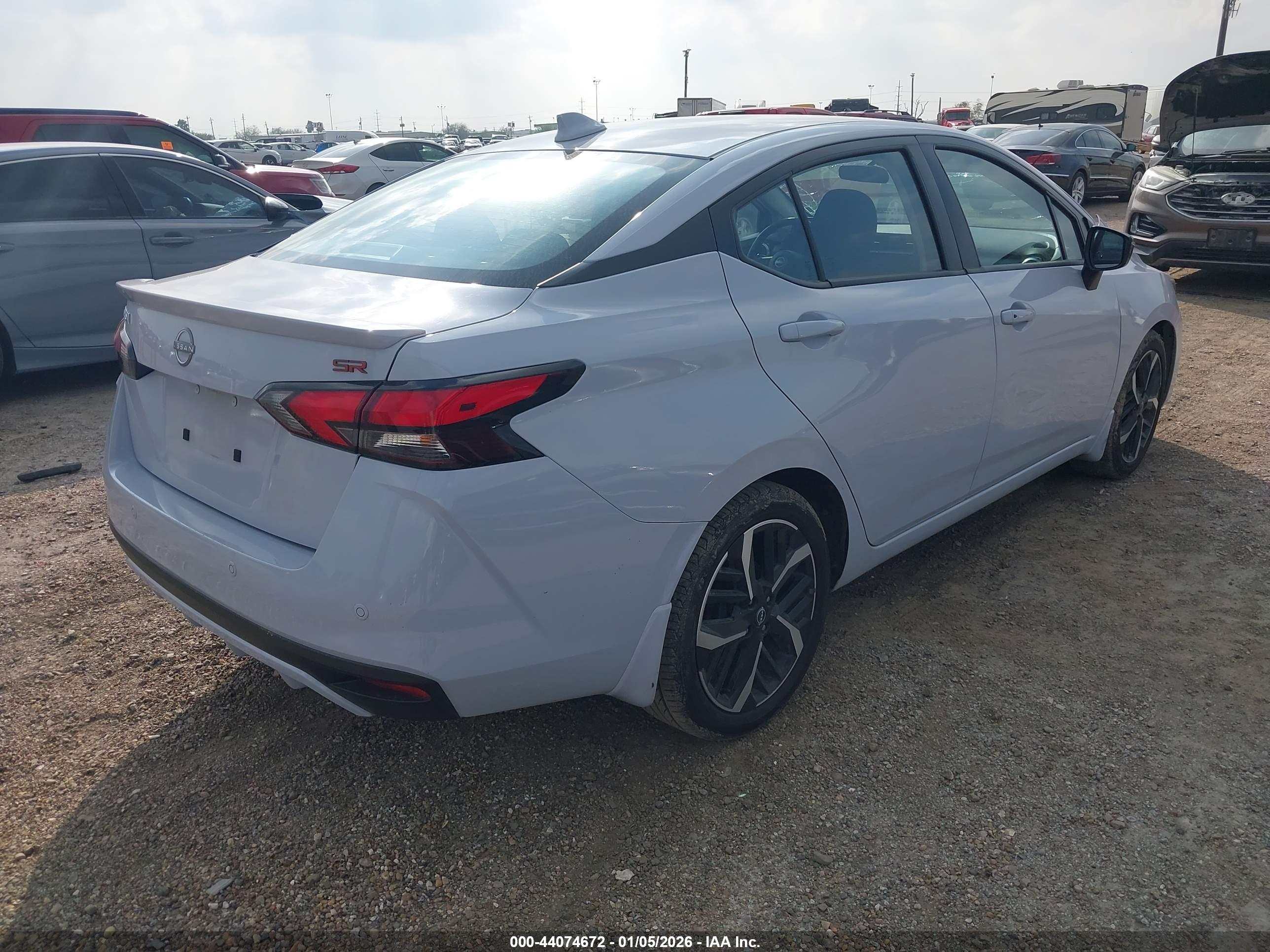 NISSAN VERSA image 4