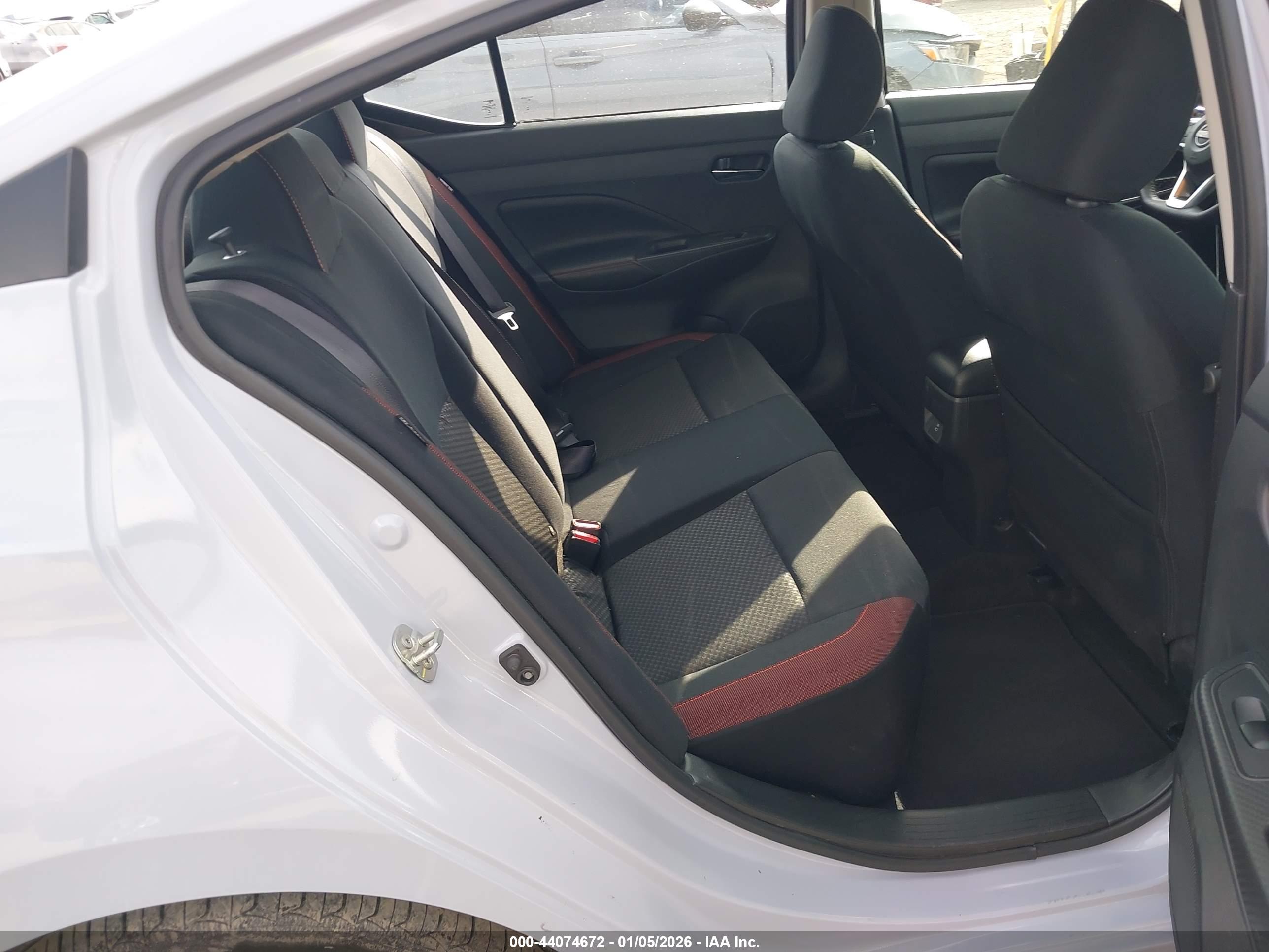 NISSAN VERSA image 8