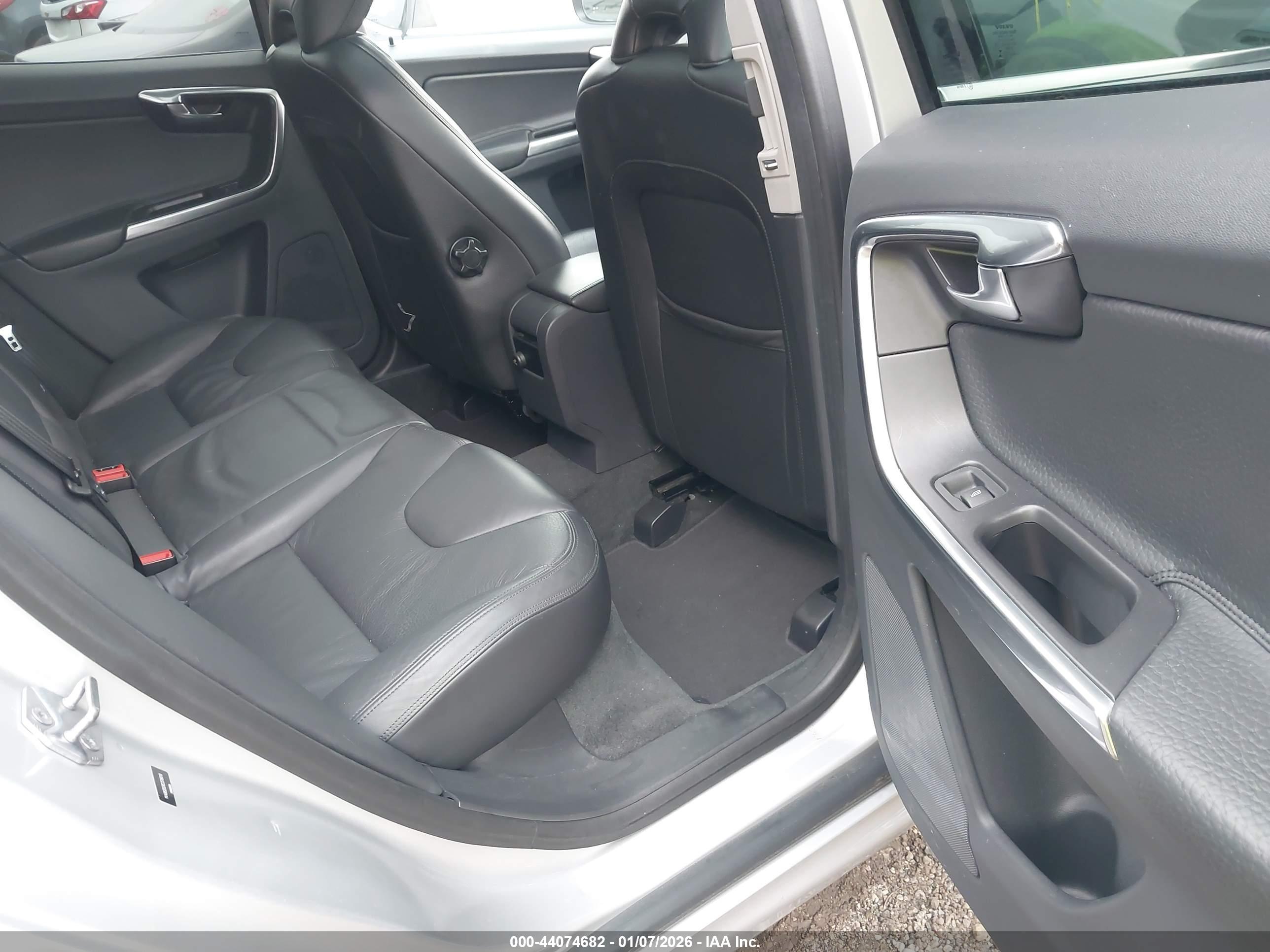 VOLVO XC60 image 8