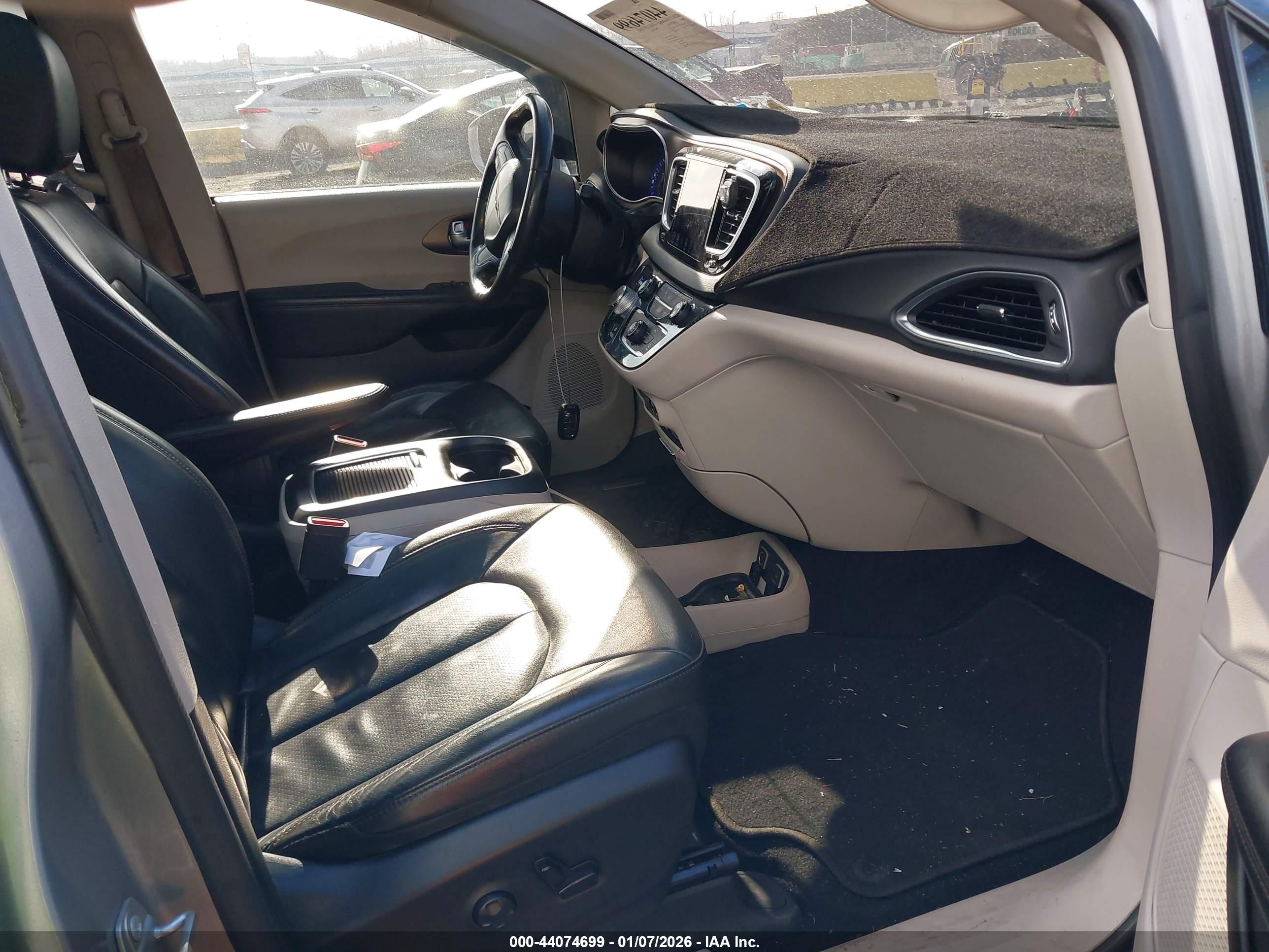 CHRYSLER PACIFICA image 5