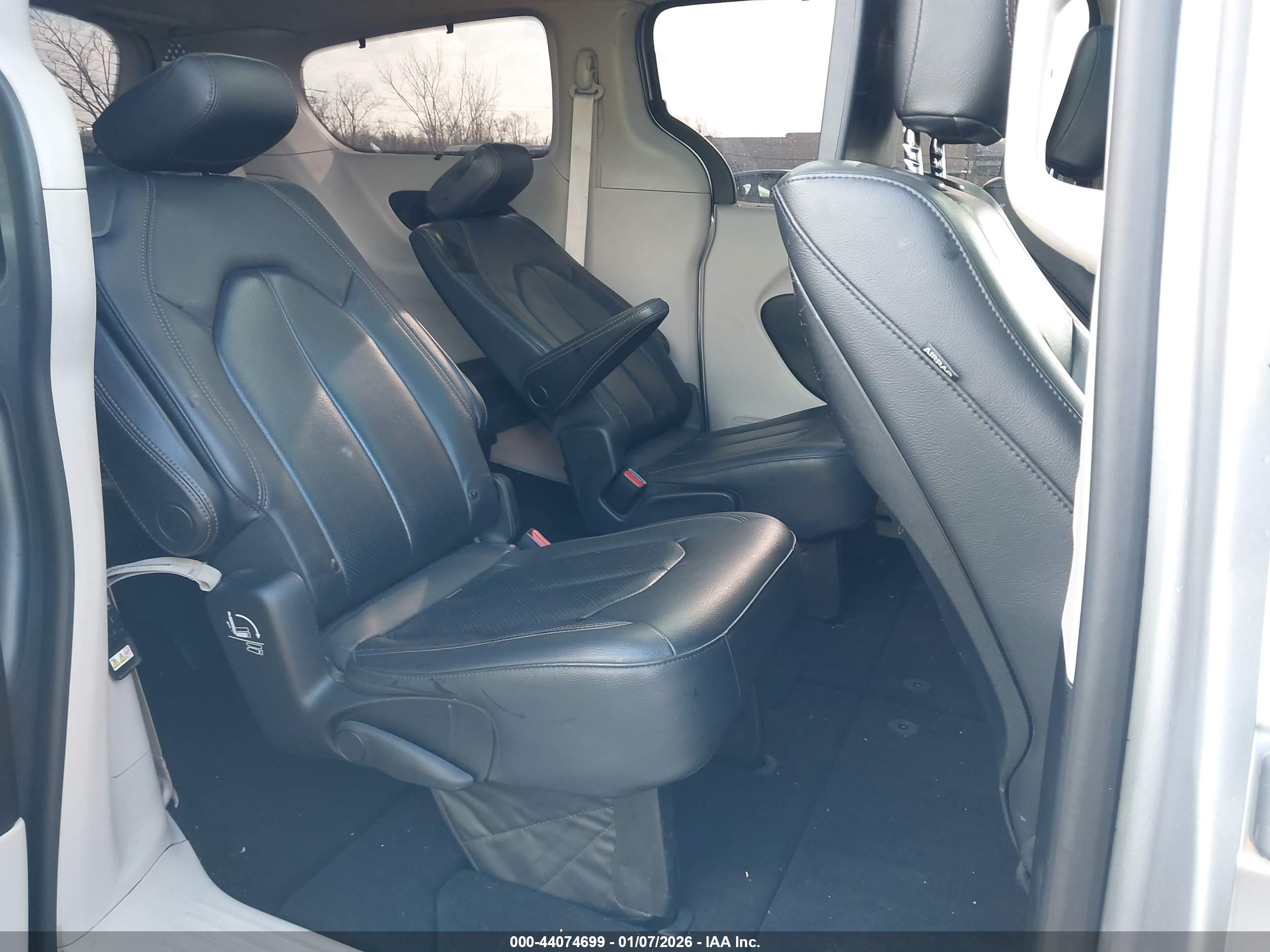 CHRYSLER PACIFICA image 8