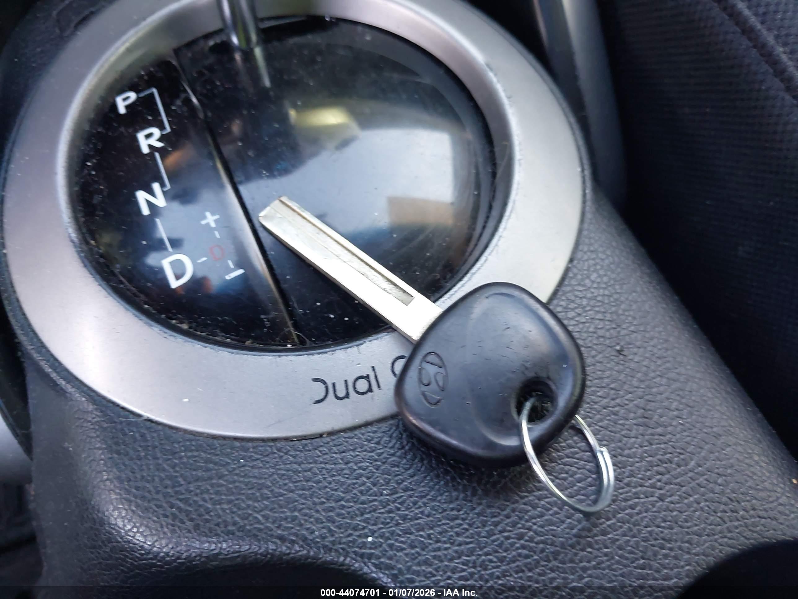 HYUNDAI VELOSTER image 11