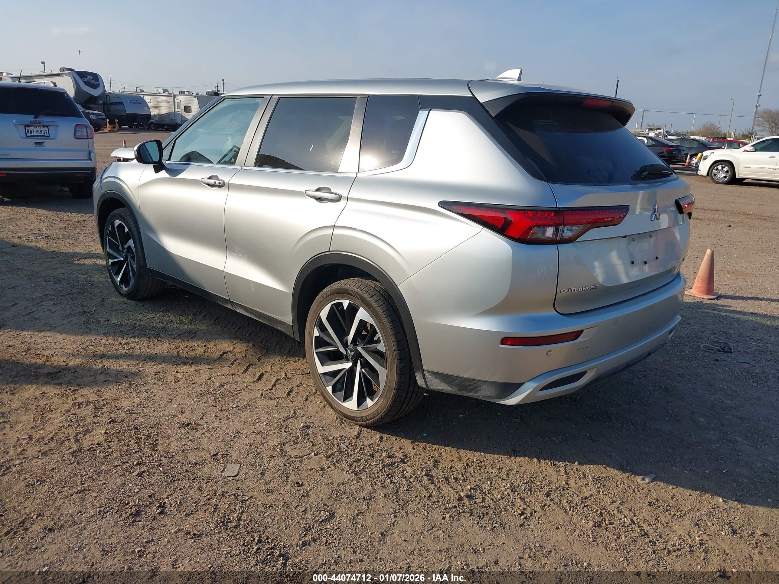 MITSUBISHI OUTLANDER image 3