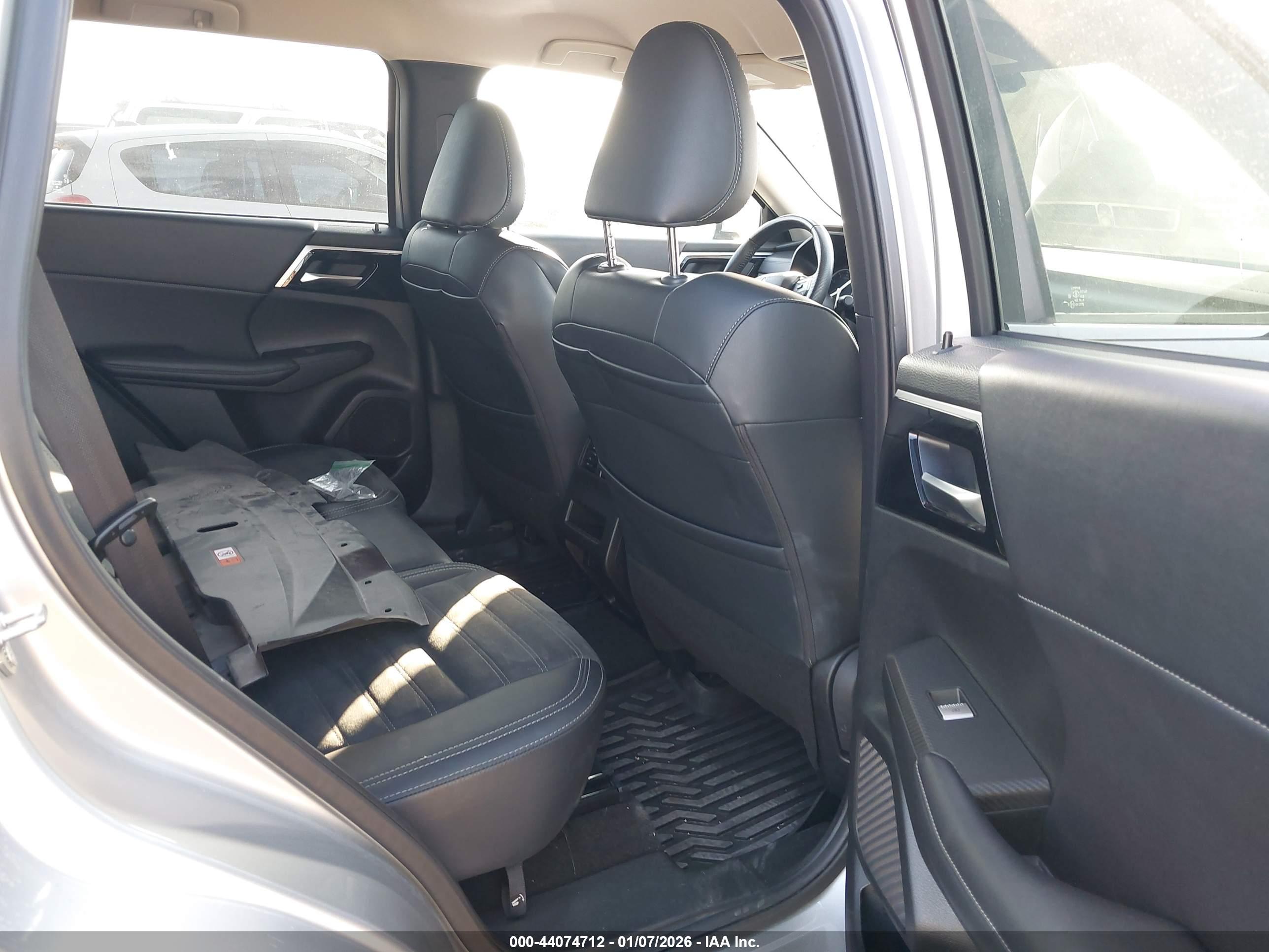 MITSUBISHI OUTLANDER image 8