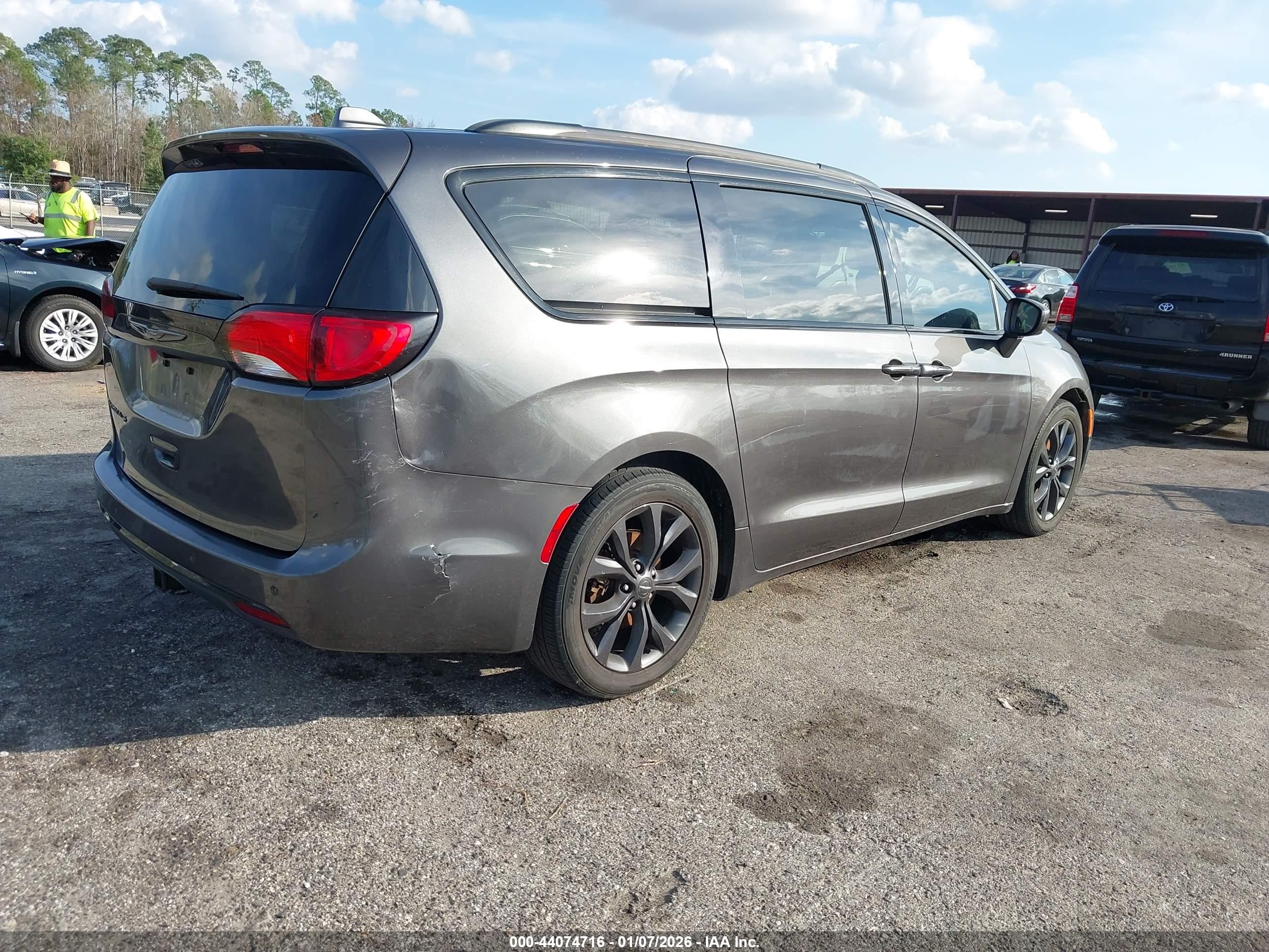 CHRYSLER PACIFICA image 4