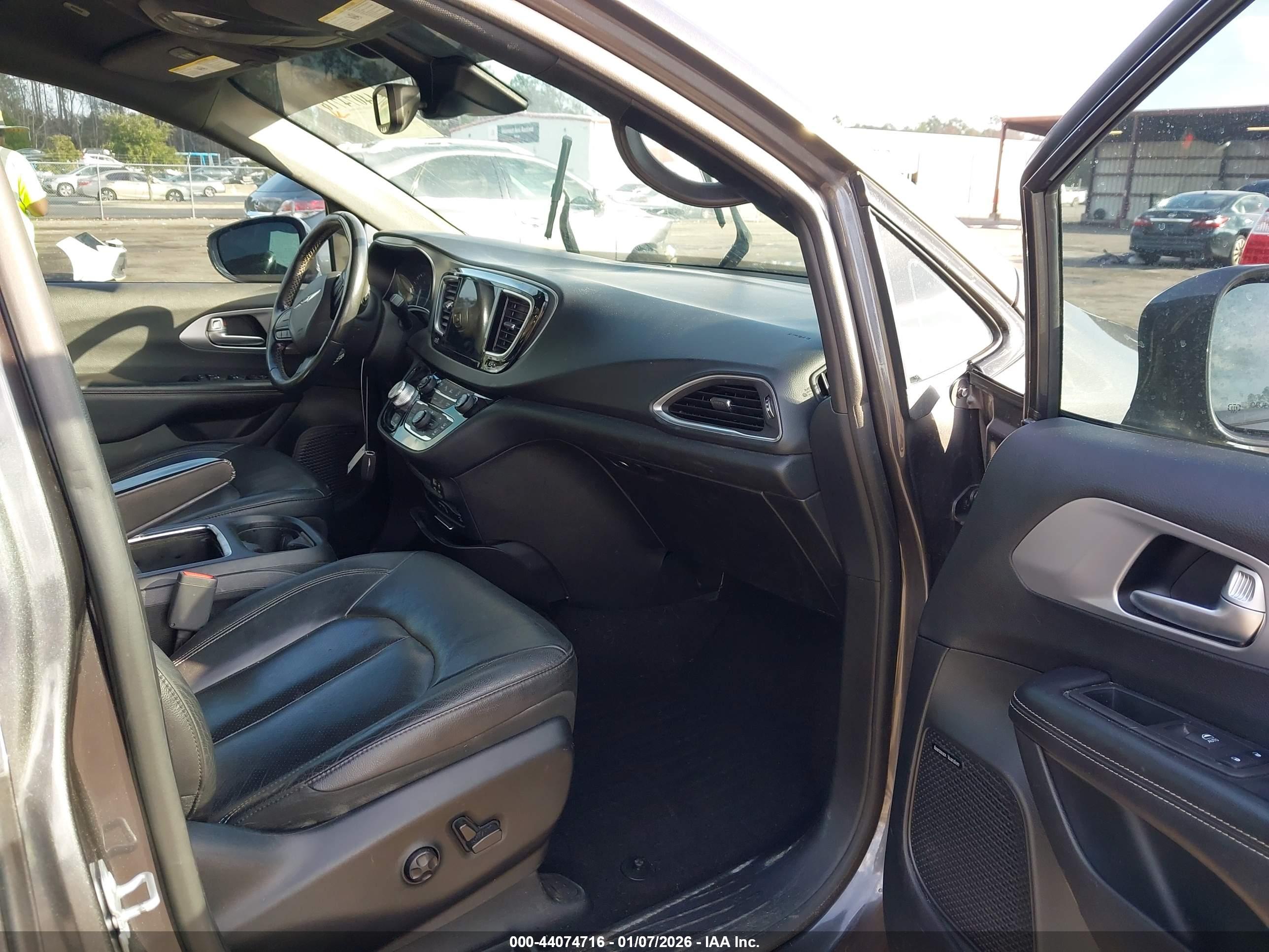 CHRYSLER PACIFICA image 5